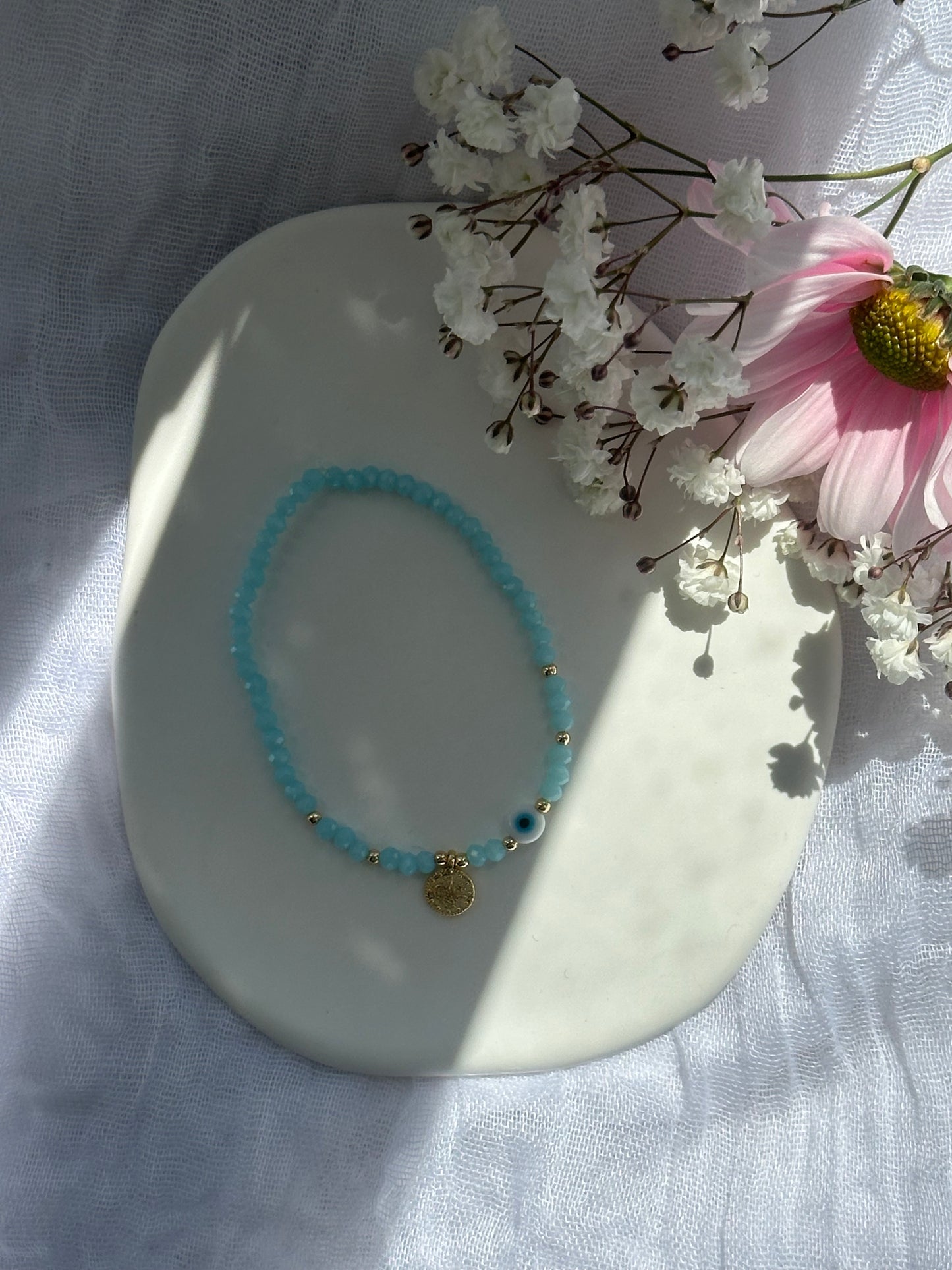 Perlenarmband mit Hellblauen Kristallperlen und goldenen Details+ Nazar und Goldener Taler Anhänger - 10747