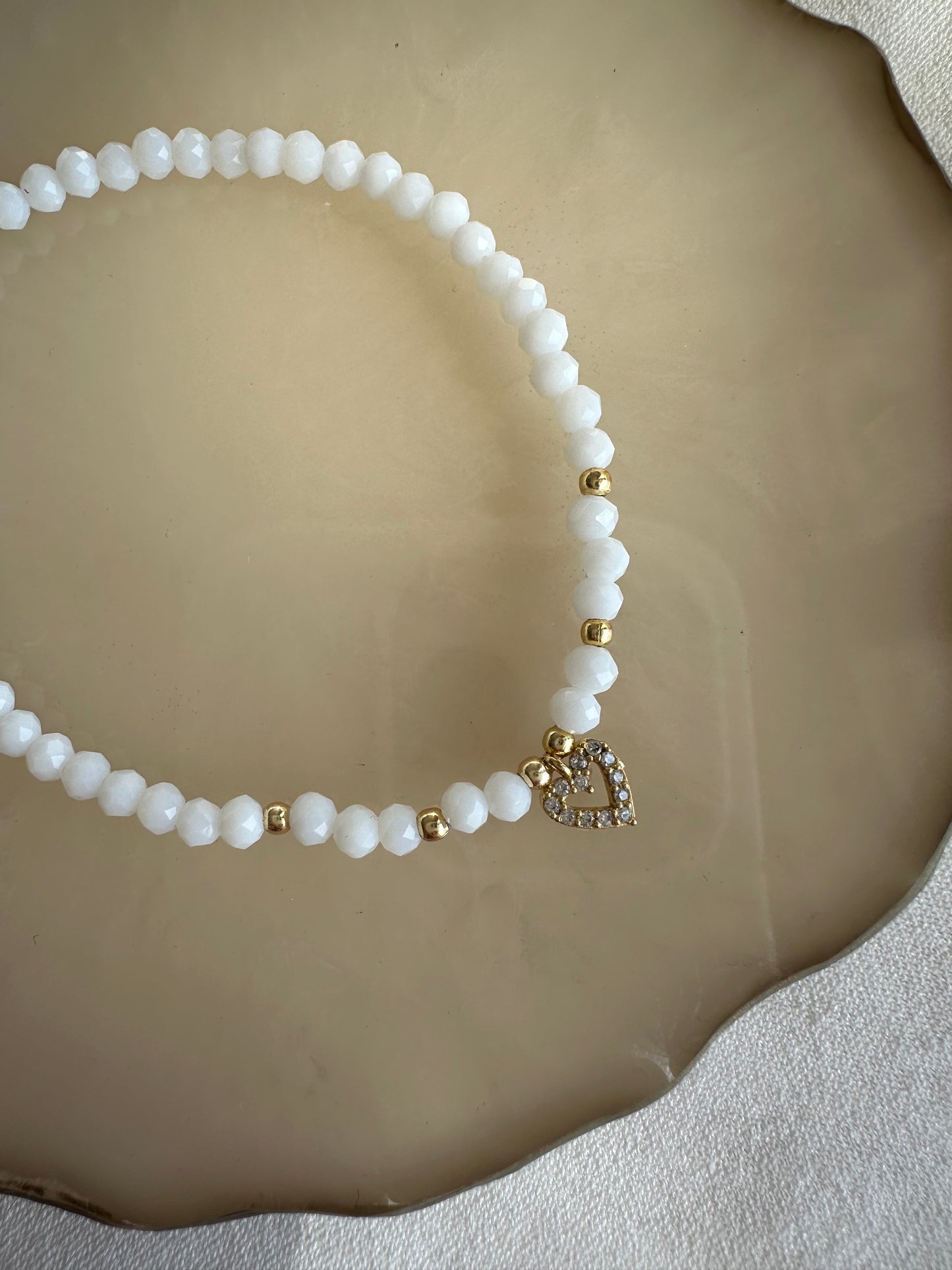 Perlenarmband mit Weißen Kristallperlen und Herz Anhänger - 10442