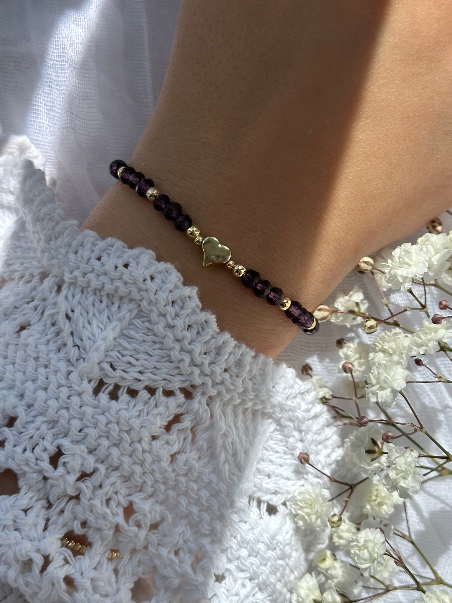 Perlenarmband mit Lila Kristallperlen und goldenen Details + Herz Anhänger - 10751