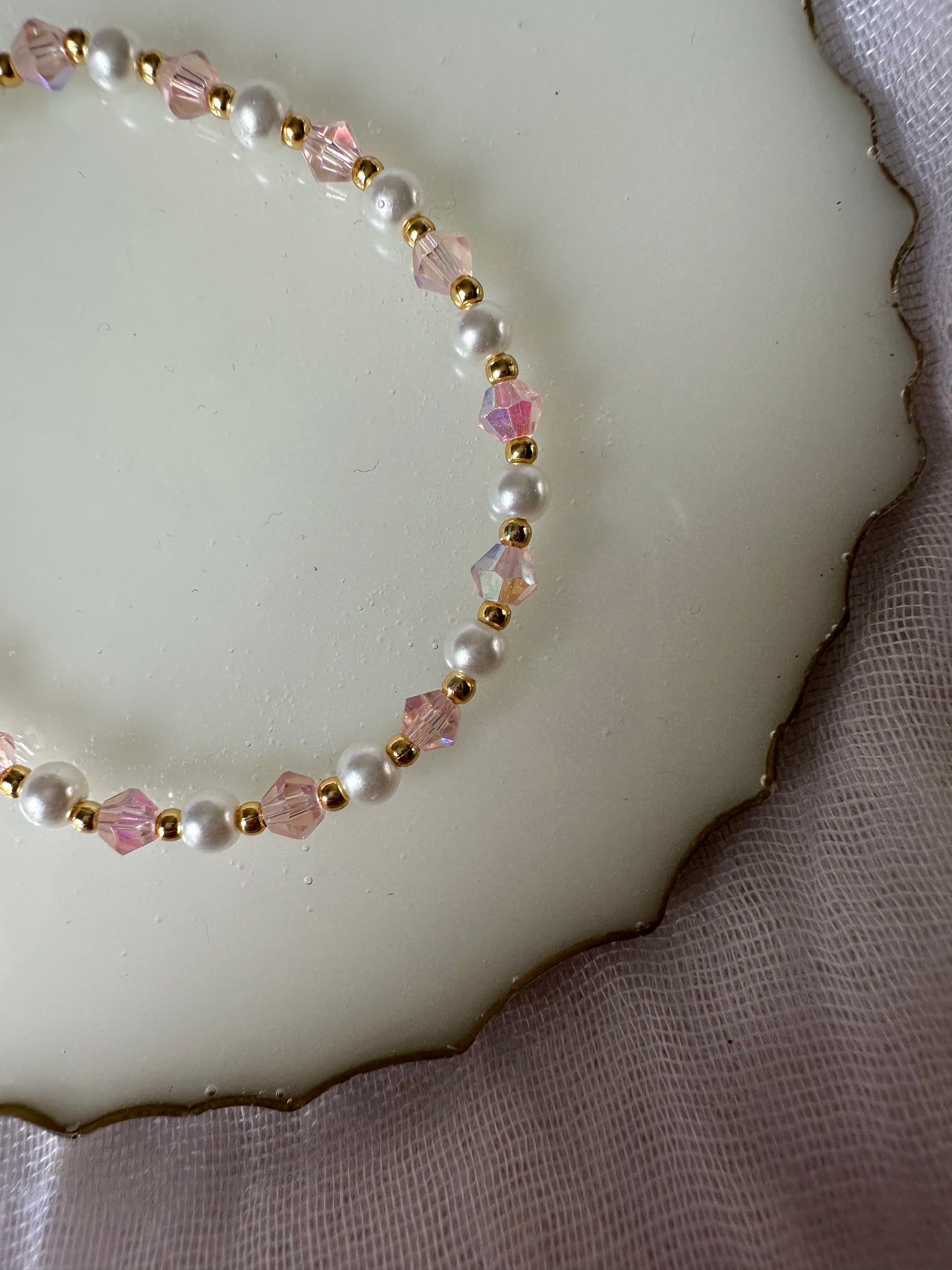 Perlenarmband mit Weißen Perlen und Rosa Kristallperlen - 10400