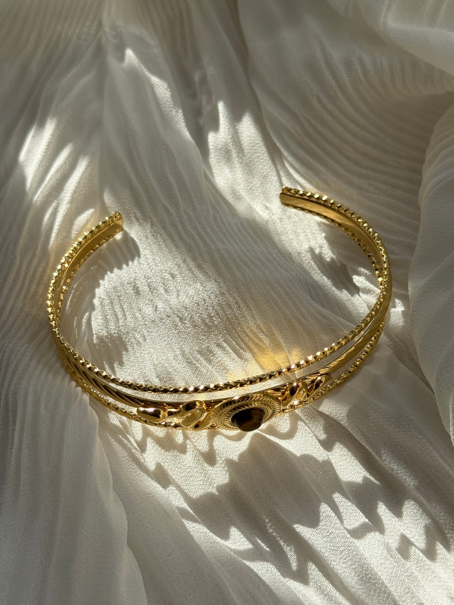 Goldener Armreif mit Braunem Stein - 11092