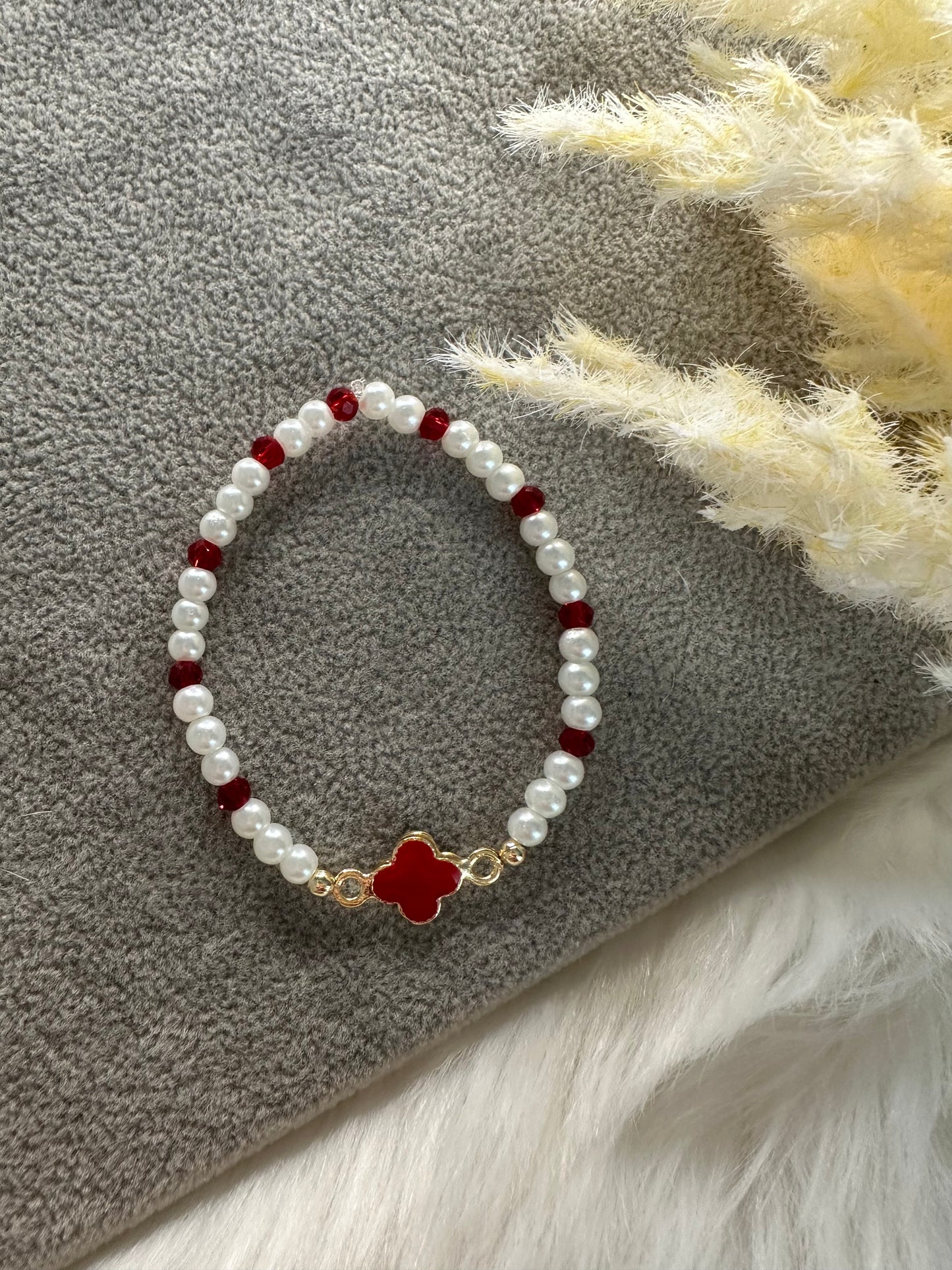 Perlenarmband mit weißen Perlen und roten Kristallperlen und Kleeblatt Anhänger - 10388