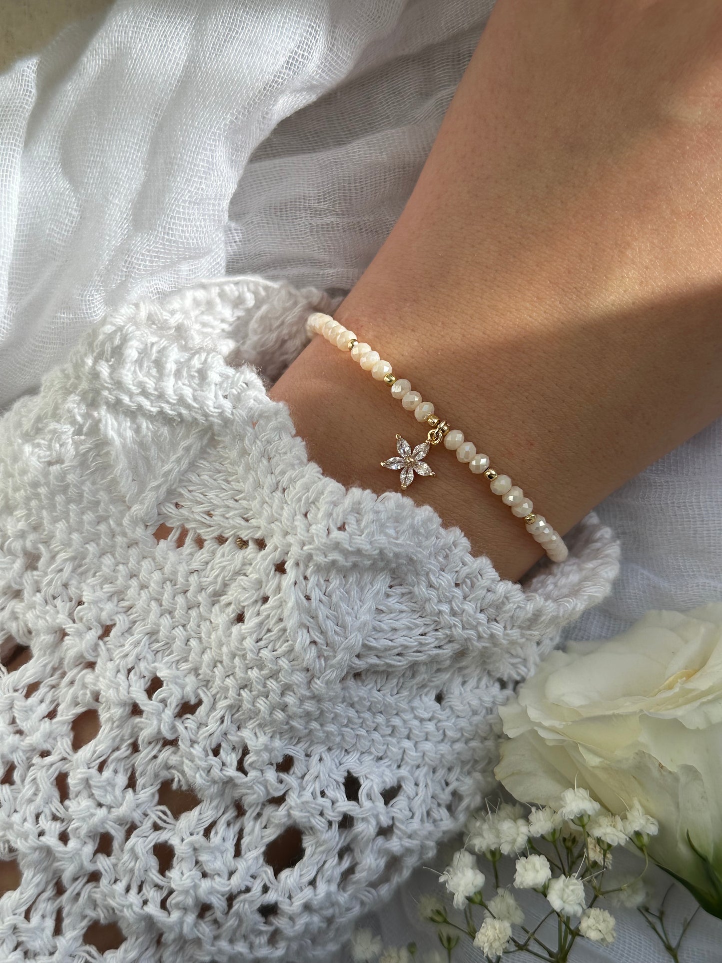 Perlenarmband mit Beigen Kristallperlen und Blumen Anhänger - 10567