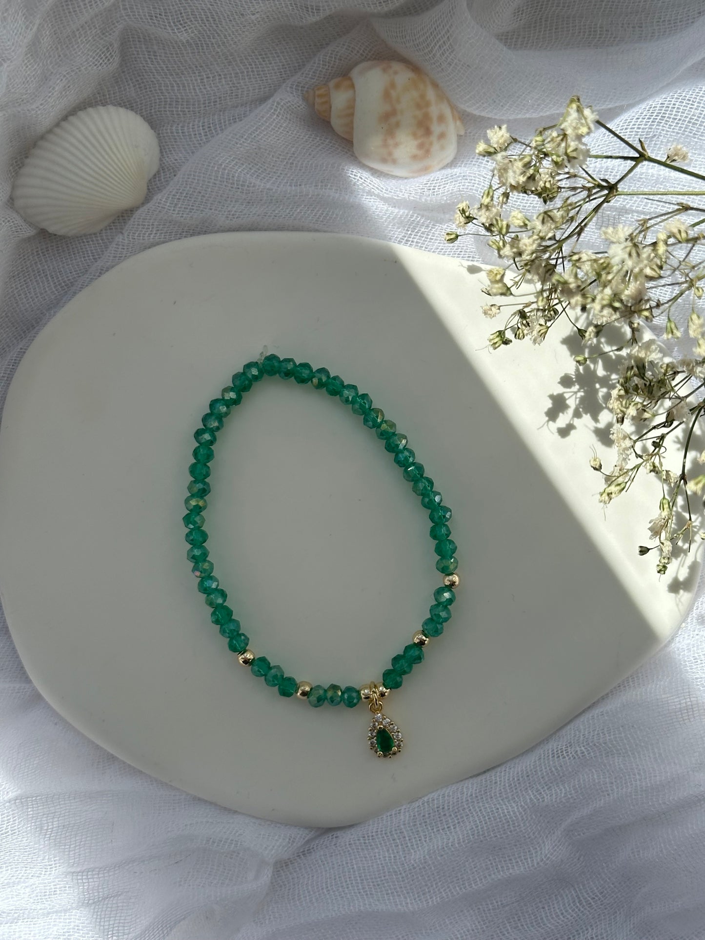 Perlenarmband mit Grünen Kristallperlen und Goldenen Perlen + Tropfen Anhänger - 10813