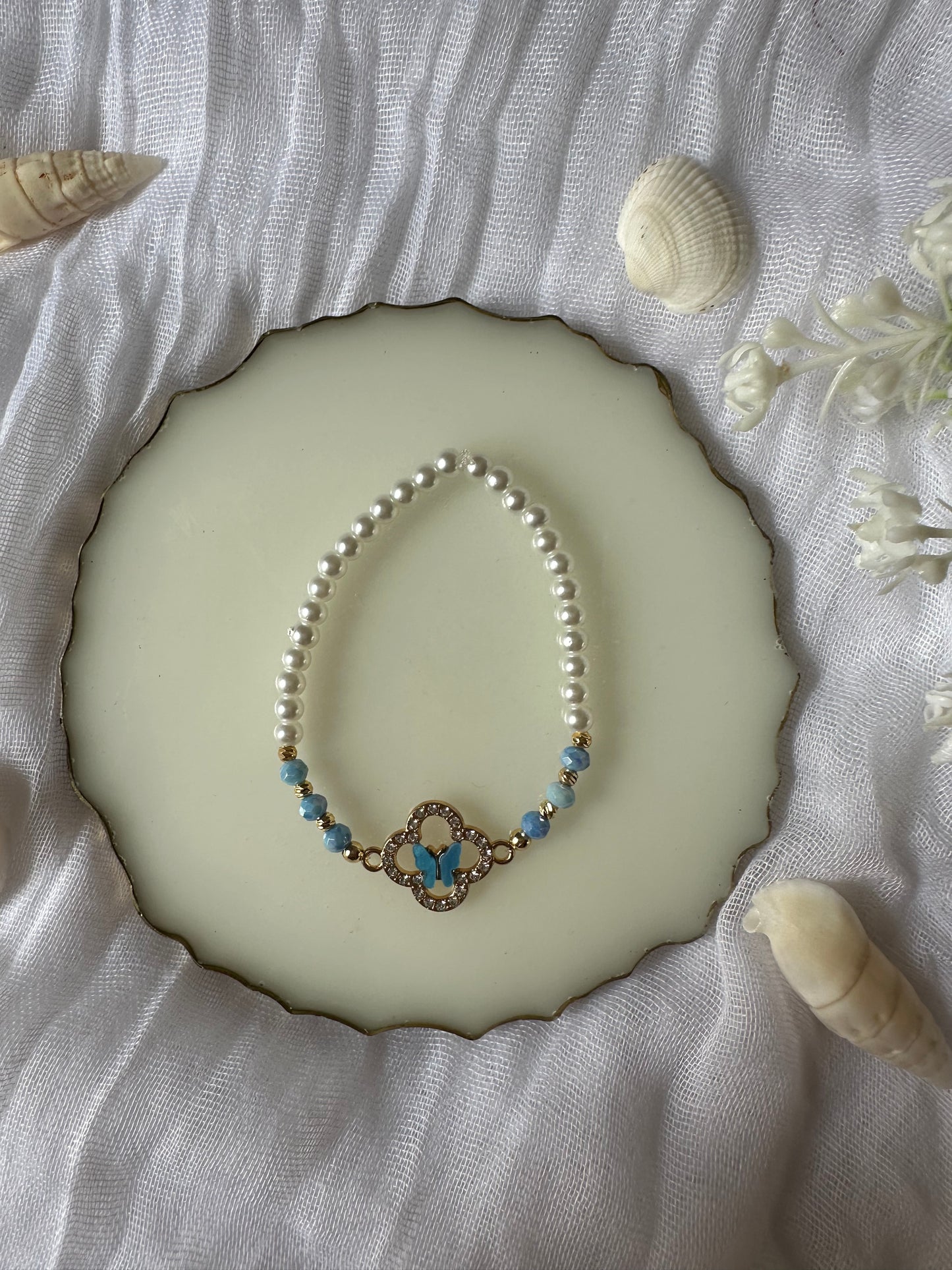 Perlenarmband mit Weißen Perlen und Blauen Kristallperlen und Schmetterlingsanhänger - 10462