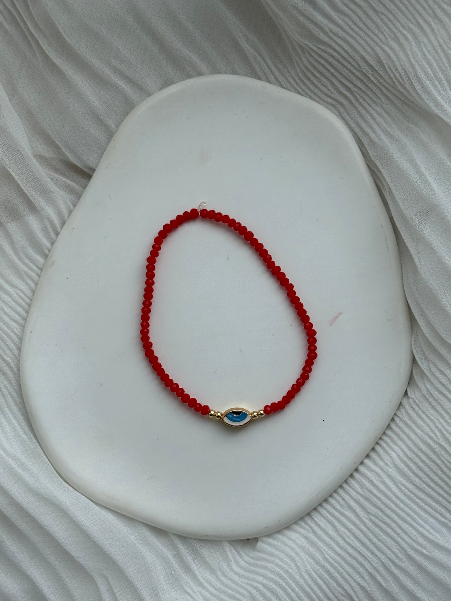 Perlenarmband mit Roten Kristallperlen, Goldenen Details + Nazar Anhänger - 111193