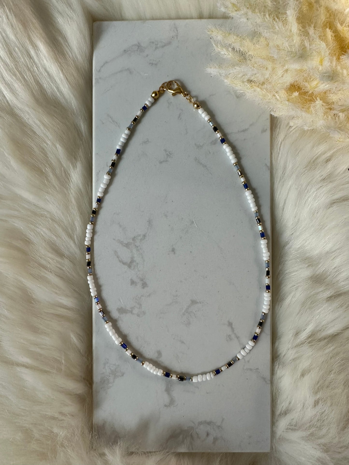 Perlenkette chocker mit weißen Perlen und blauen Zwischenperlen - 10195