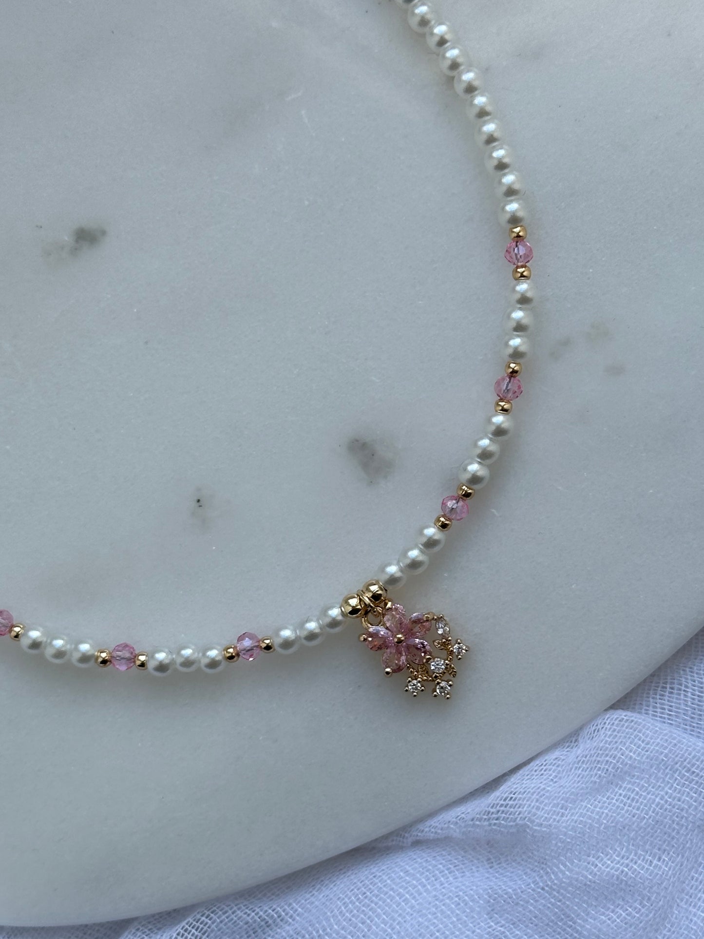Perlenkette mit Weißen Perlen und Rosa Kristallperlen + Zirkonia Blumen Anhänger - 10612
