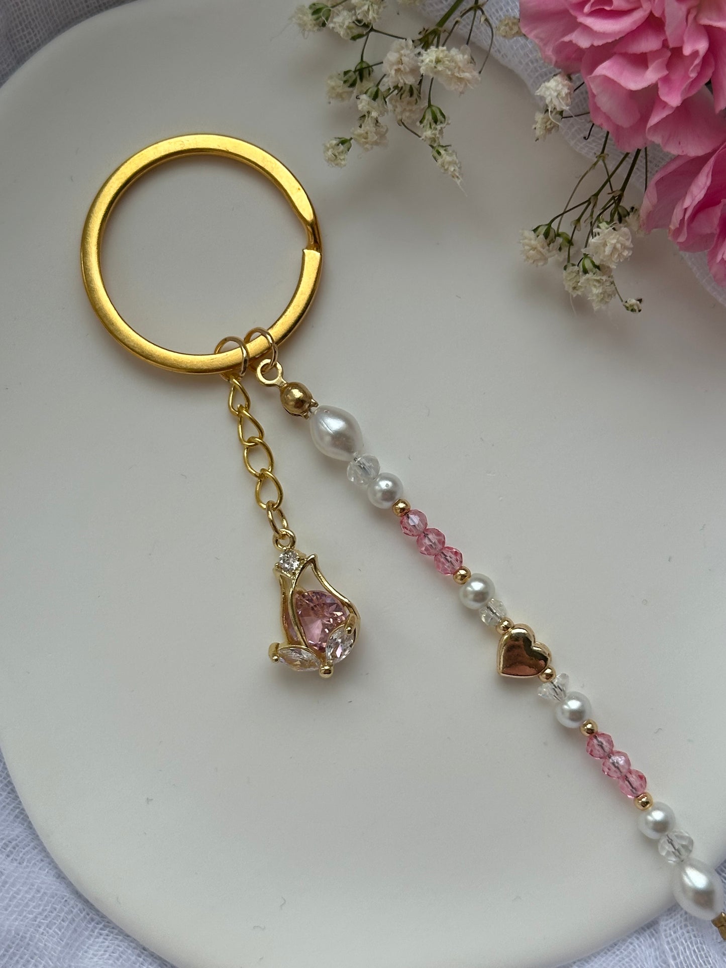 Schlüsselanhänger mit Weißen Perlen und Rosa Perlen + Tulpen und Herz Anhänger - 10586