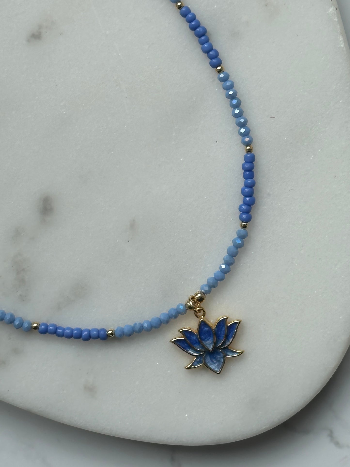 Perlenkette mit Blauen Perlen und Goldenen Perlen + Lotus Anhänger - 10929