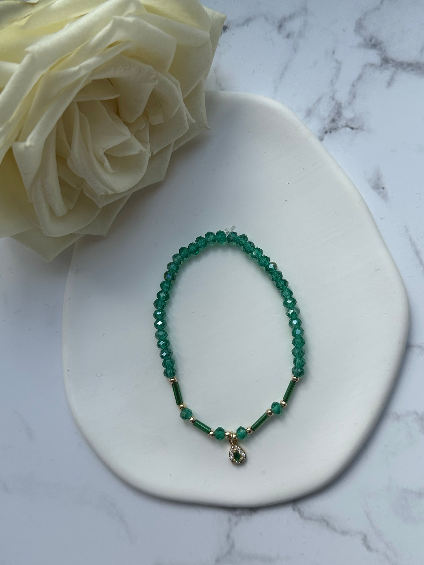 Perlenarmband mit Grünen Kristallperlen und Goldenen Perlen + Tropfen Anhänger - 10875