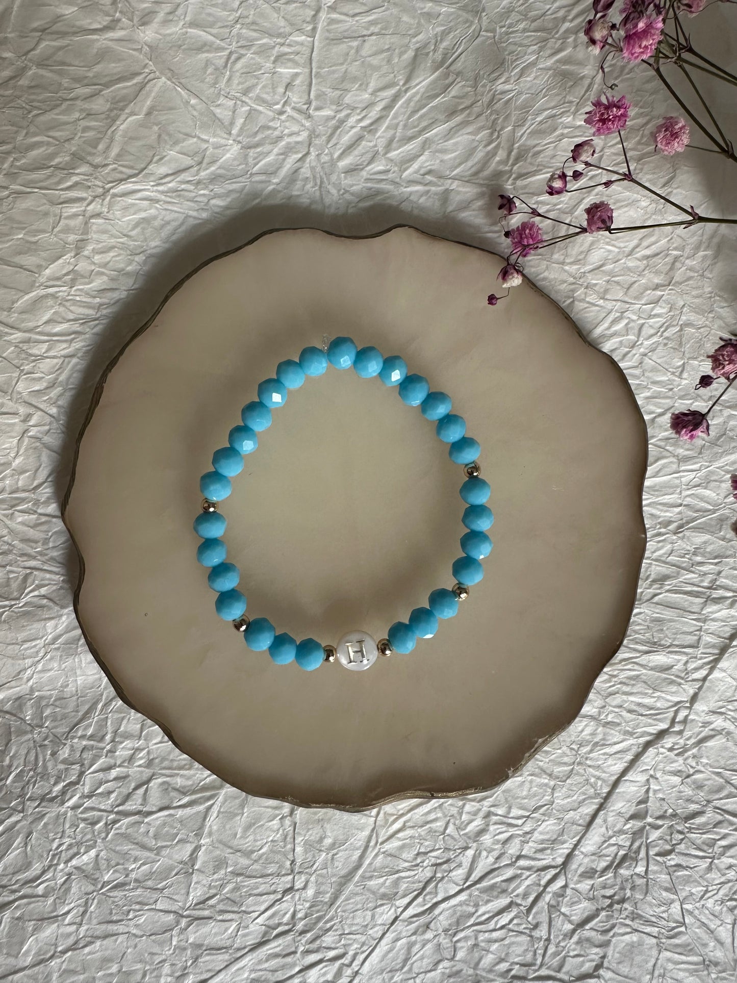 Perlenarmband mit Blauen Kristallperlen und Perlmutt Buchstaben Anhänger - 10245