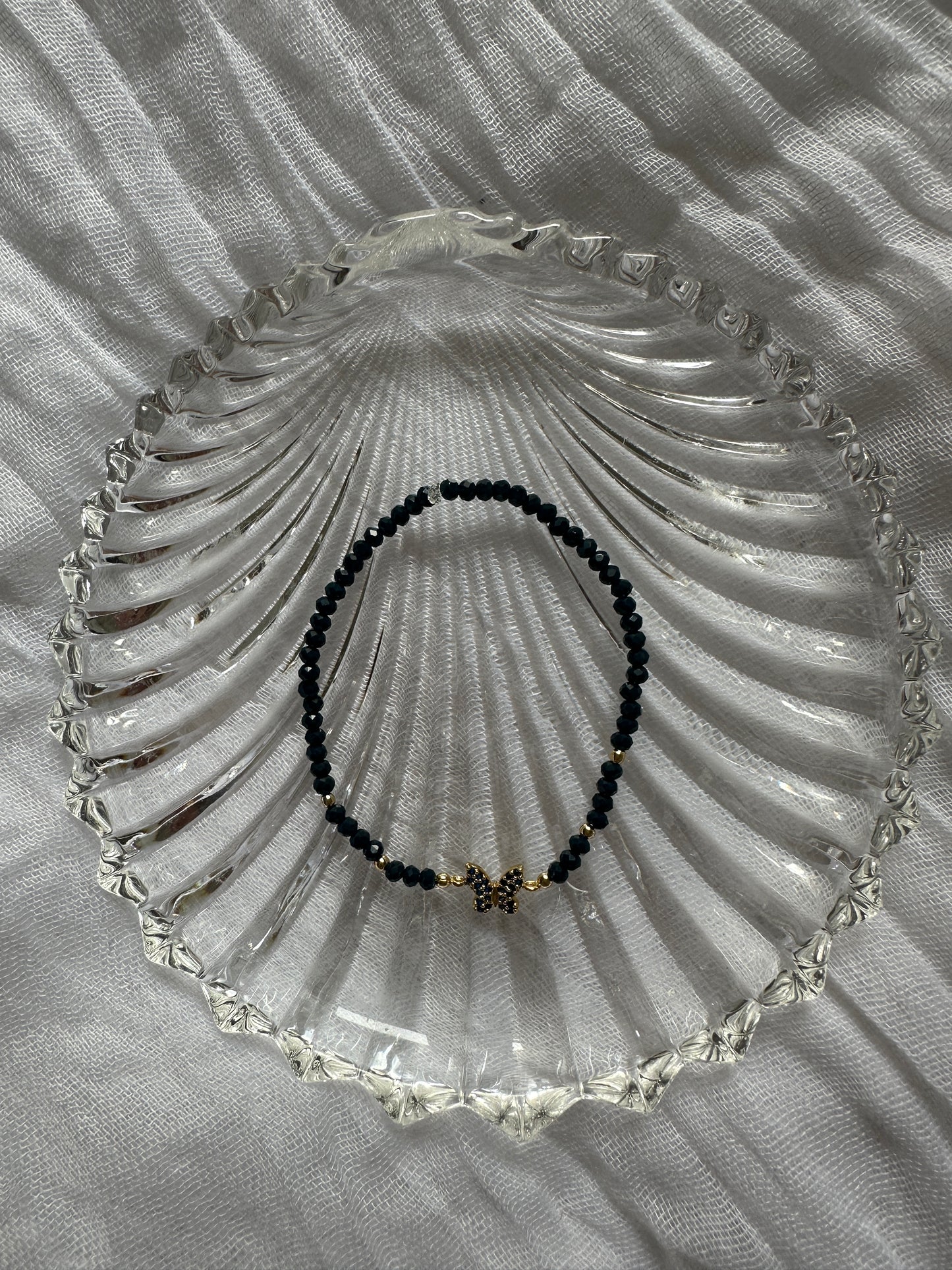 Perlenarmband mit Dunkelblauen Kristallperlen und Zirkonia Schmetterling Anhänger - 10283