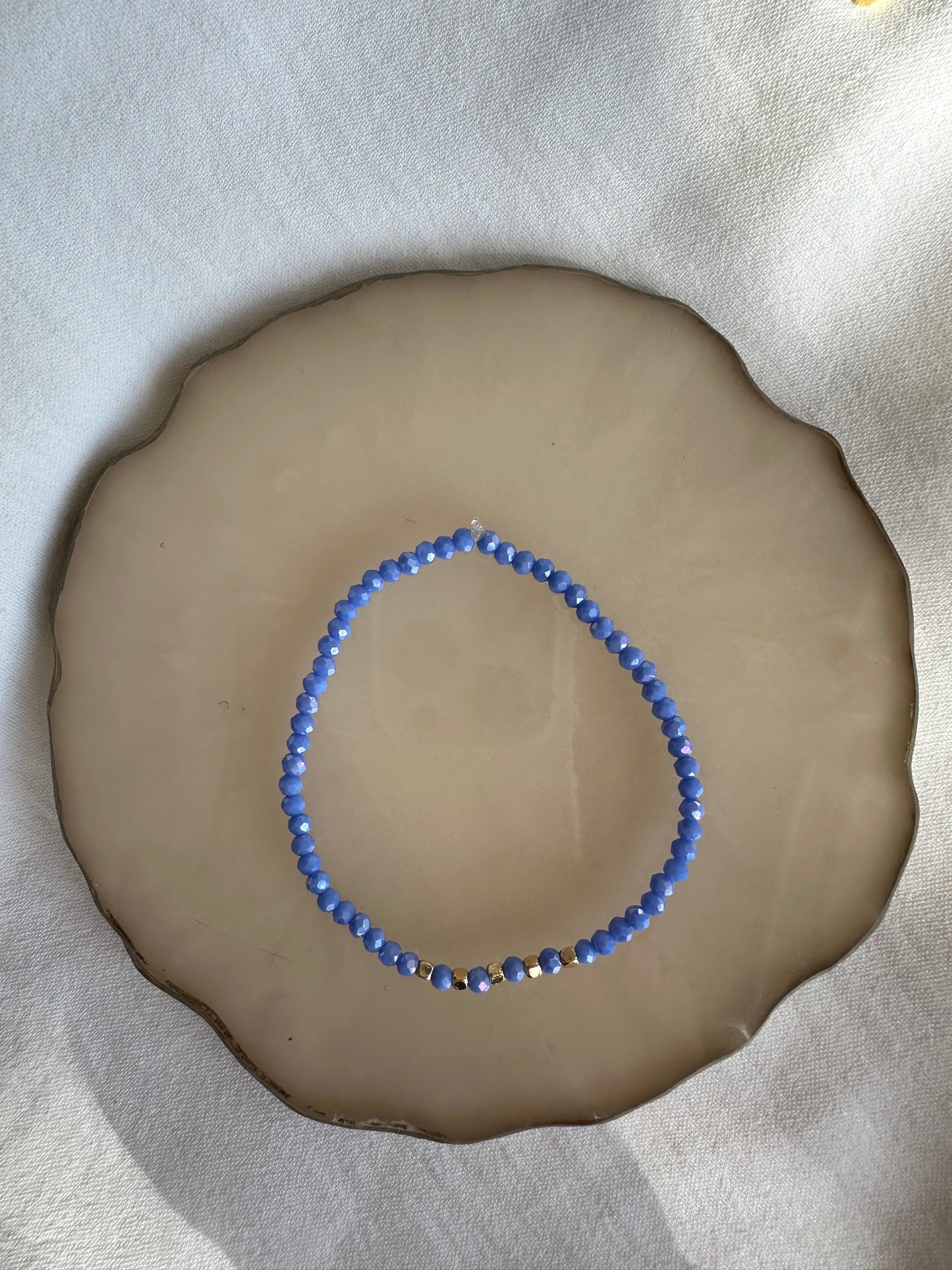 Perlenarmband mit Blauen Kristallperlen und Goldenen Zwischenperlen - 10328