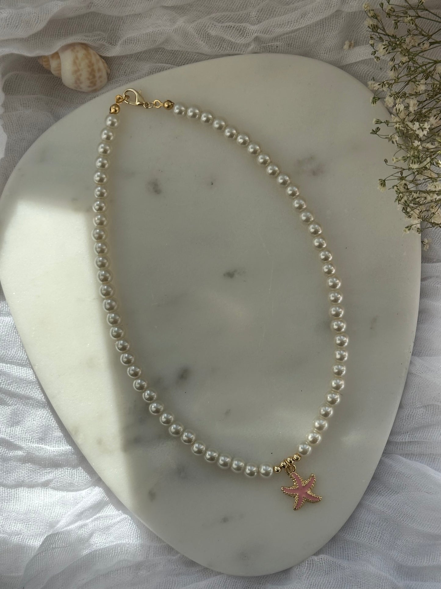Perlenkette mit Weißen Glasperlen und Goldenen Perlen + Muschel Anhänger - 10796