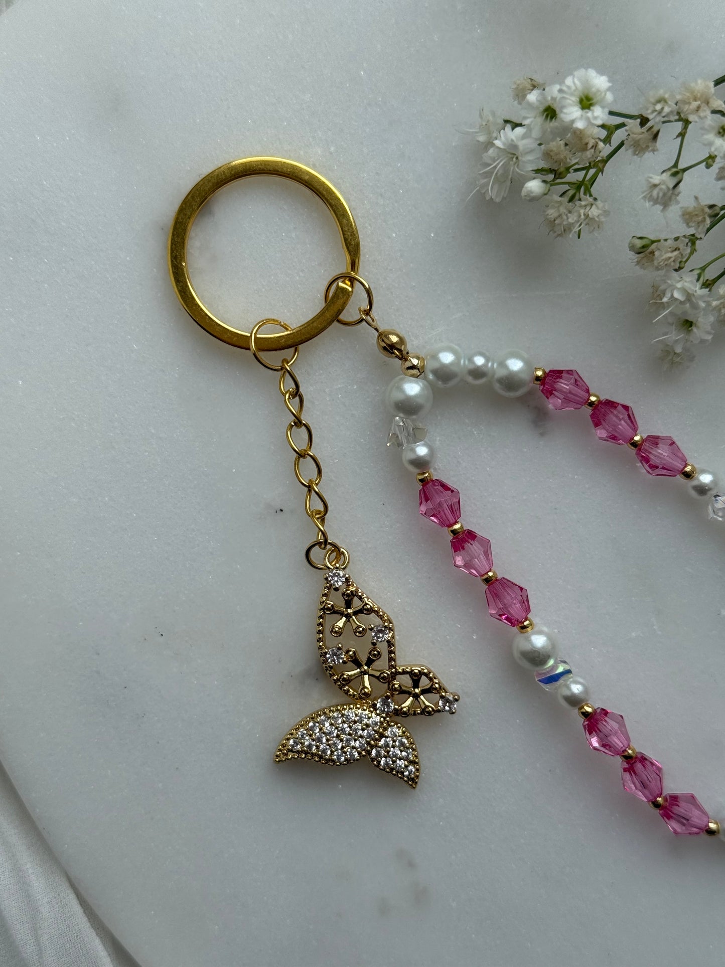 Schlüsselanhänger mit Weißen Perlen, Pinken Kristallperlen und Goldenen Perlen + Schmetterling Anhänger - 11018