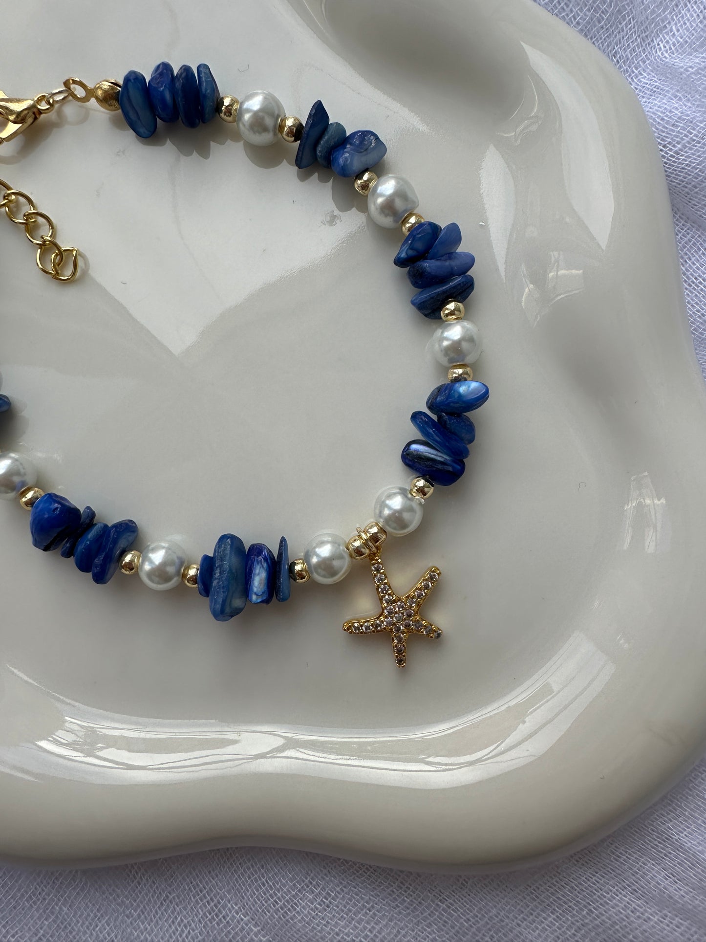 Fußkette mit Weißen Perlen und Blauen Edelsteinen + Seestern Anhänger - 10087