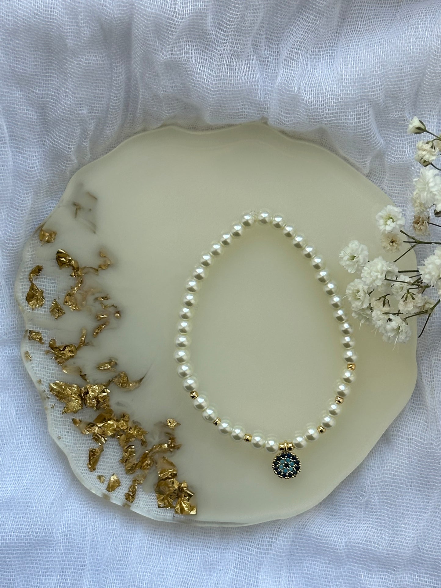 Perlenarmband mit Weißen / Beigen Glasperlen und Nazar / evil eye Anhänger - 10498