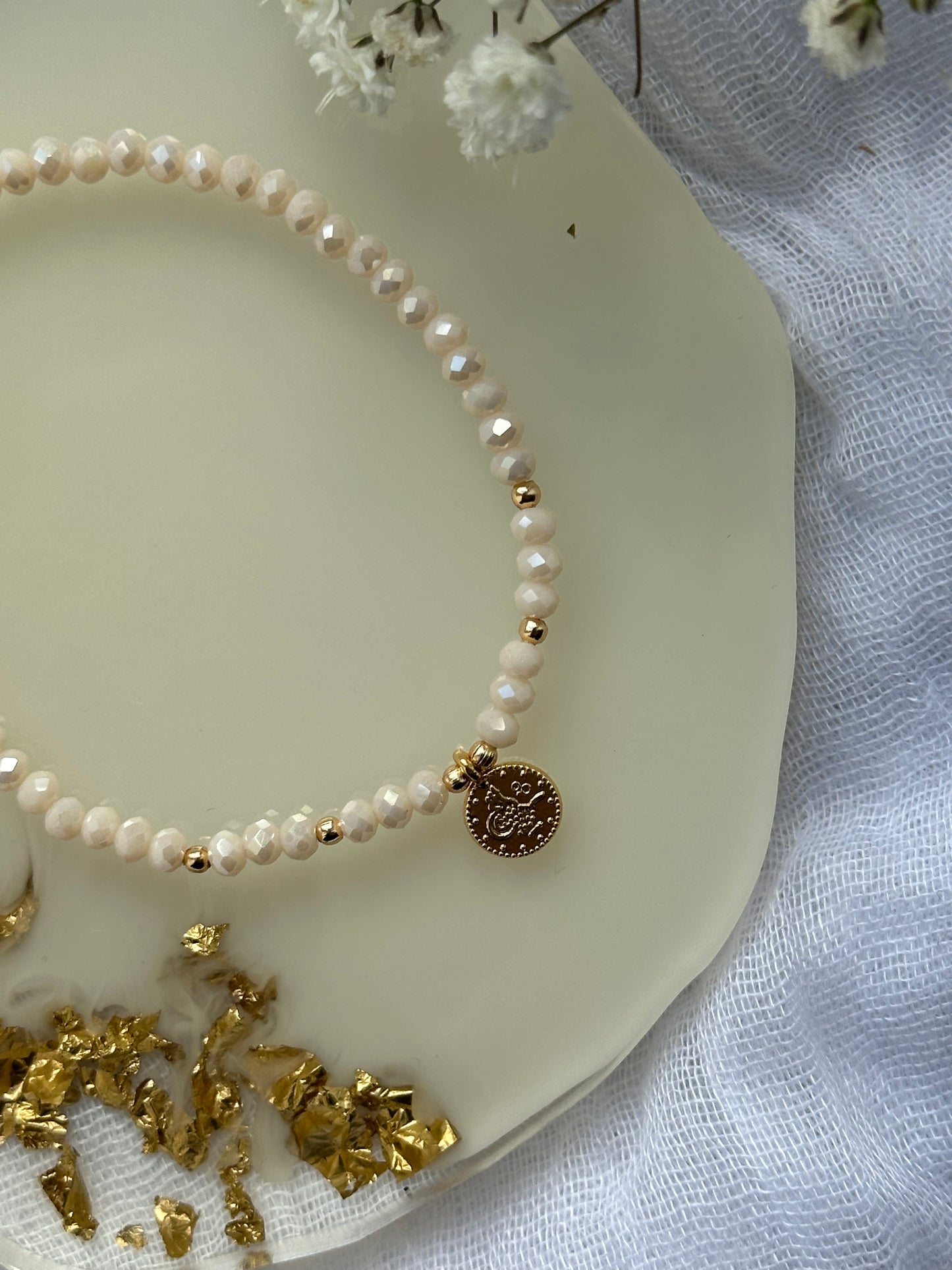 Perlenarmband mit Beigen Kristallperlen und Goldenen Taler Anhänger - 10508