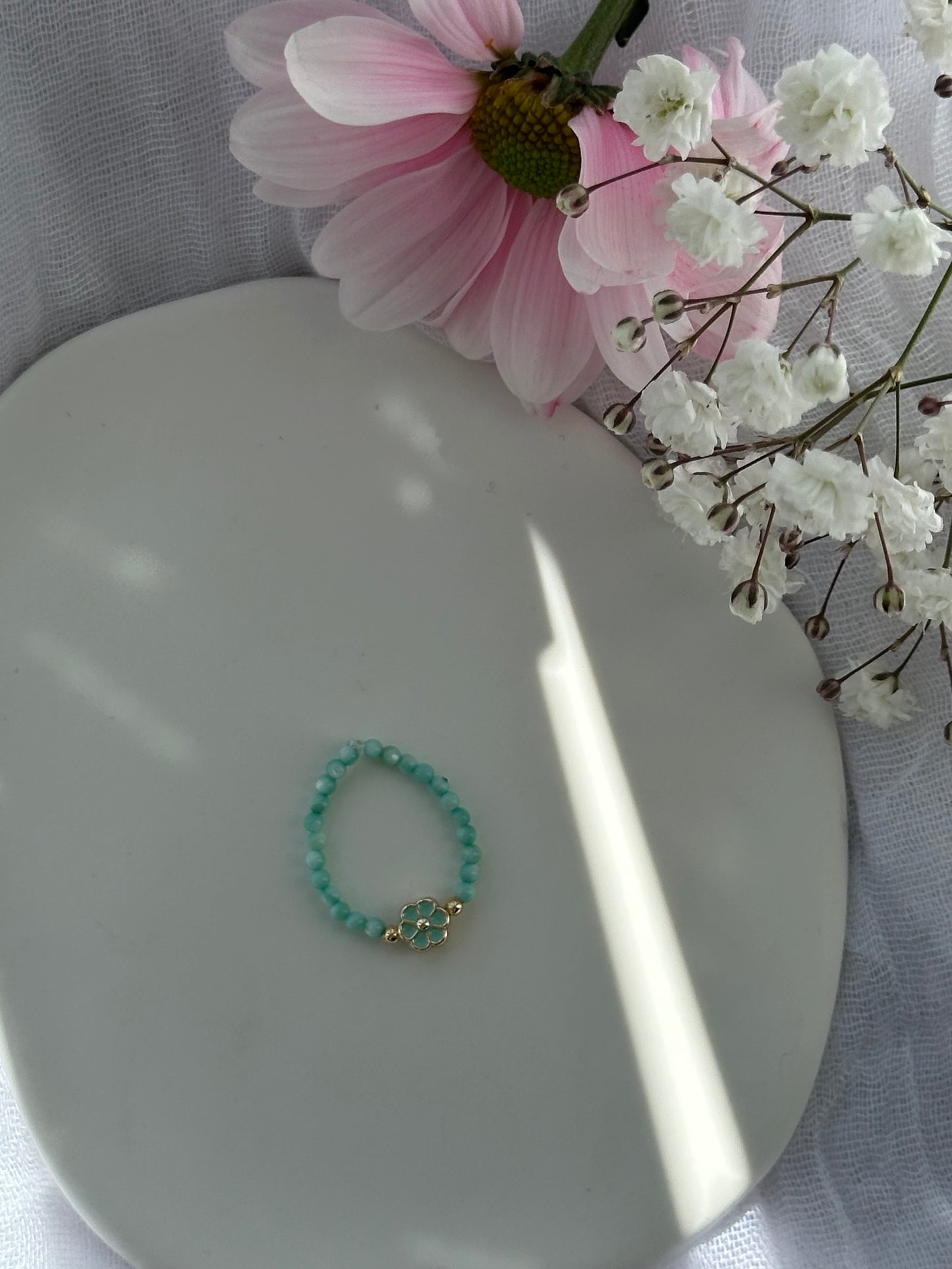 Perlenring mit Türkisen Glasperlen und goldenen Details + Blumen Anhänger - 10783