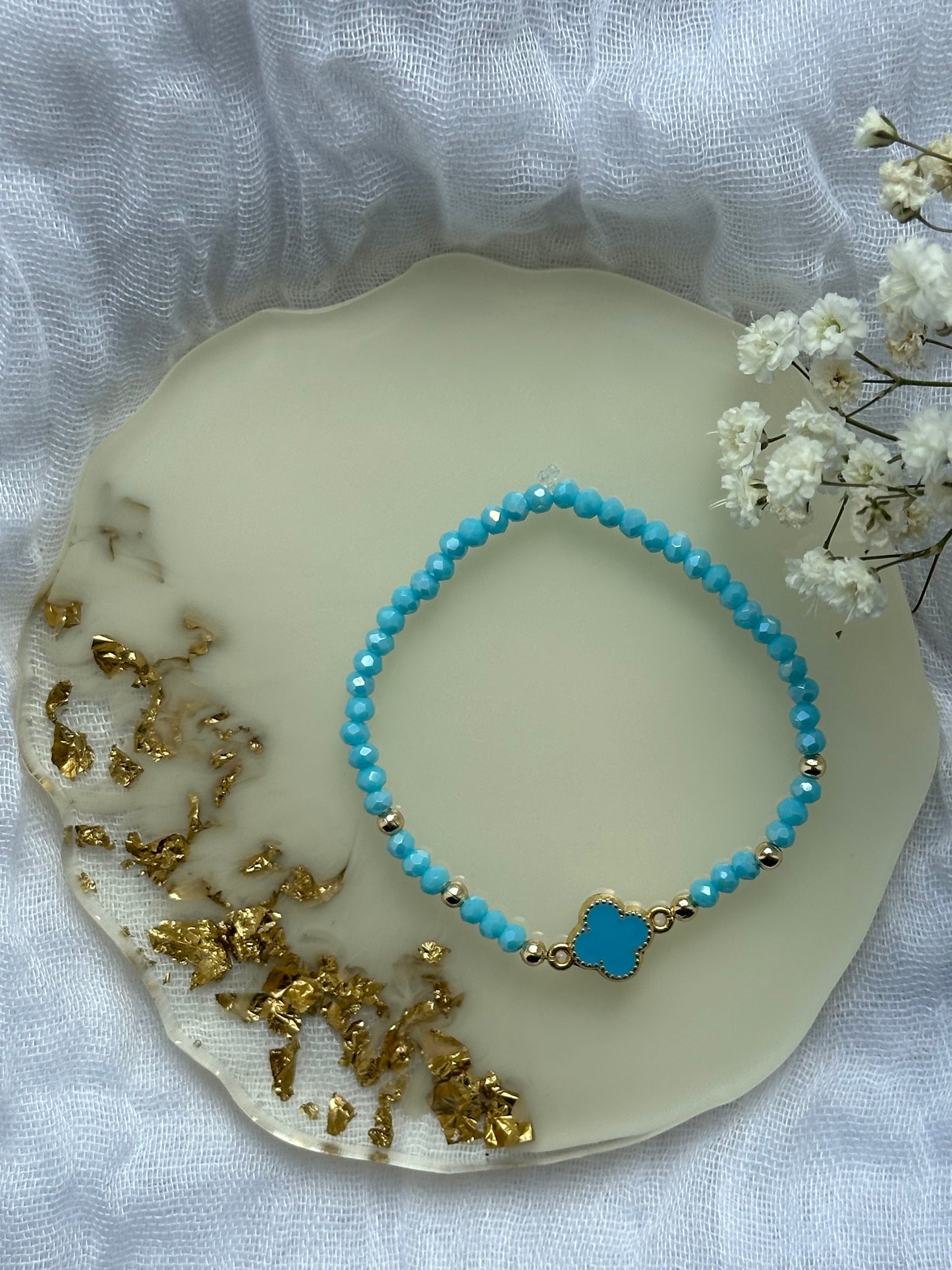 Perlenarmband mit Blauen Kristallperlen und Kleeblatt Anhänger - 10509