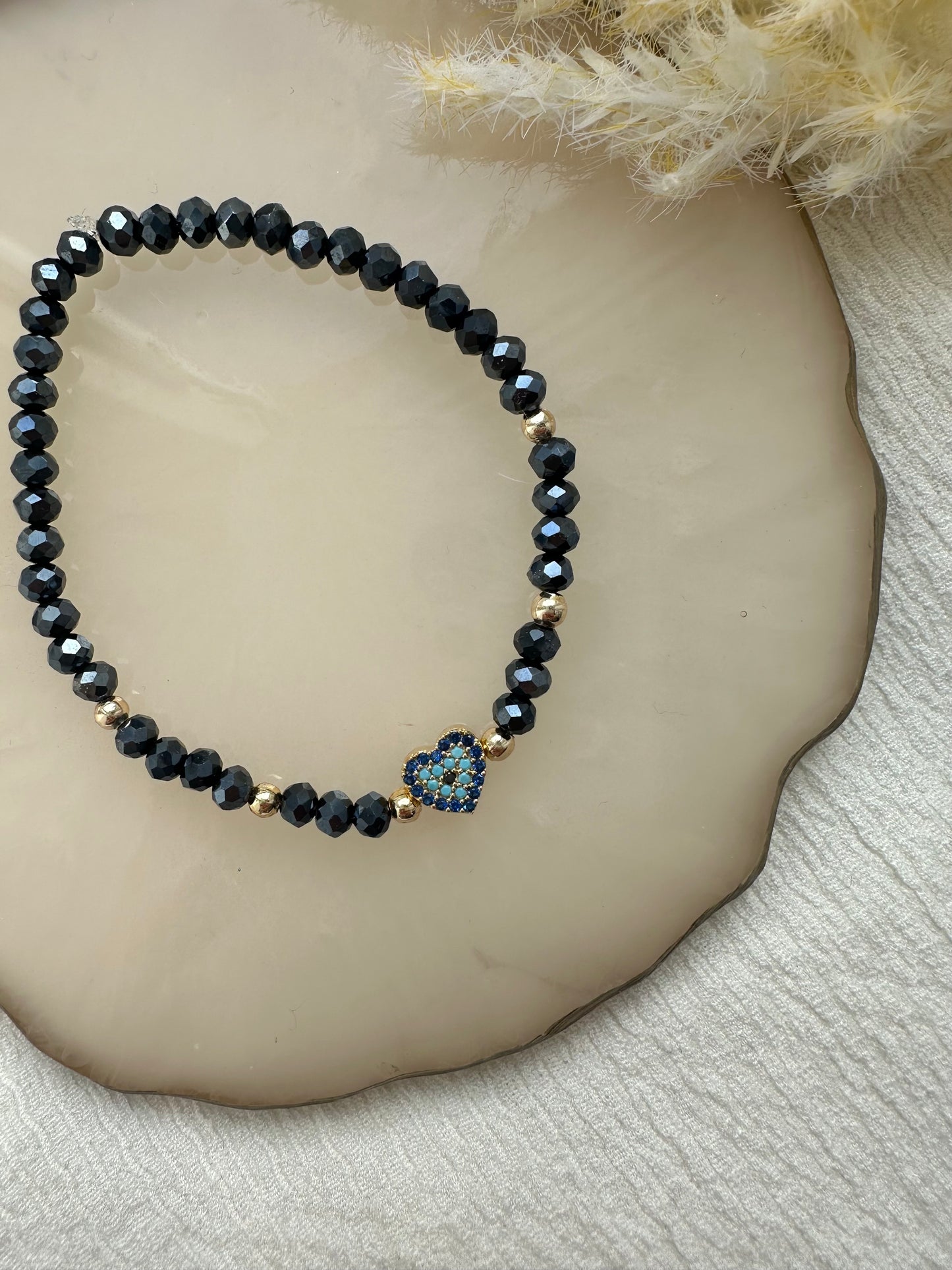 Perlenarmband mit Dunkelblauen Kristallperlen und Herz-Nazar Anhänger - 10461