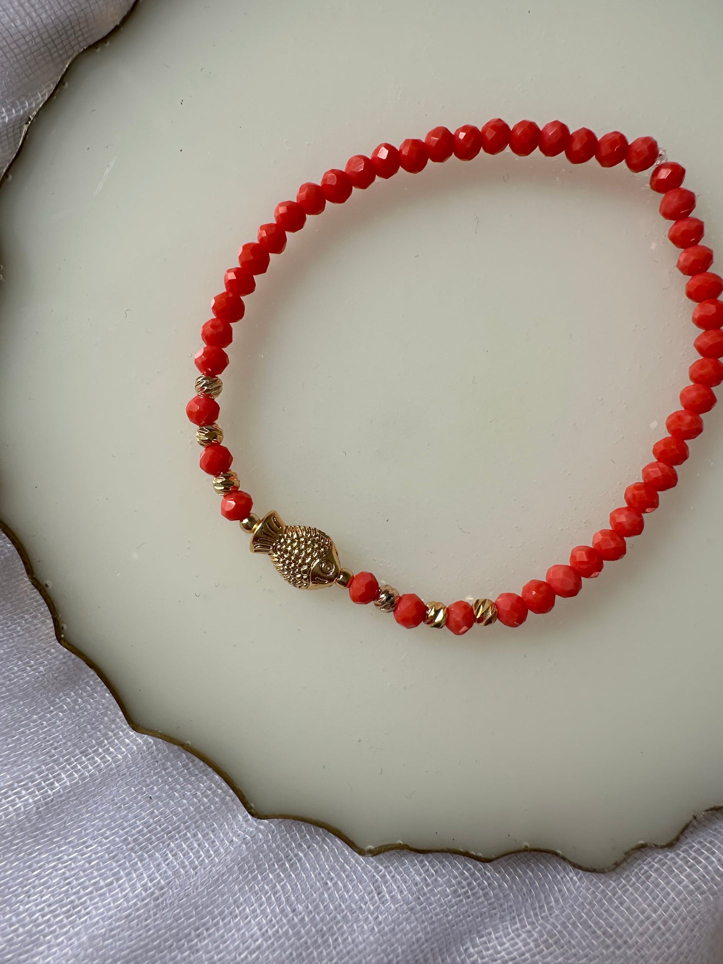 Perlenarmband mit Orangenen Kristallperlen und Fisch Anhänger - 10256