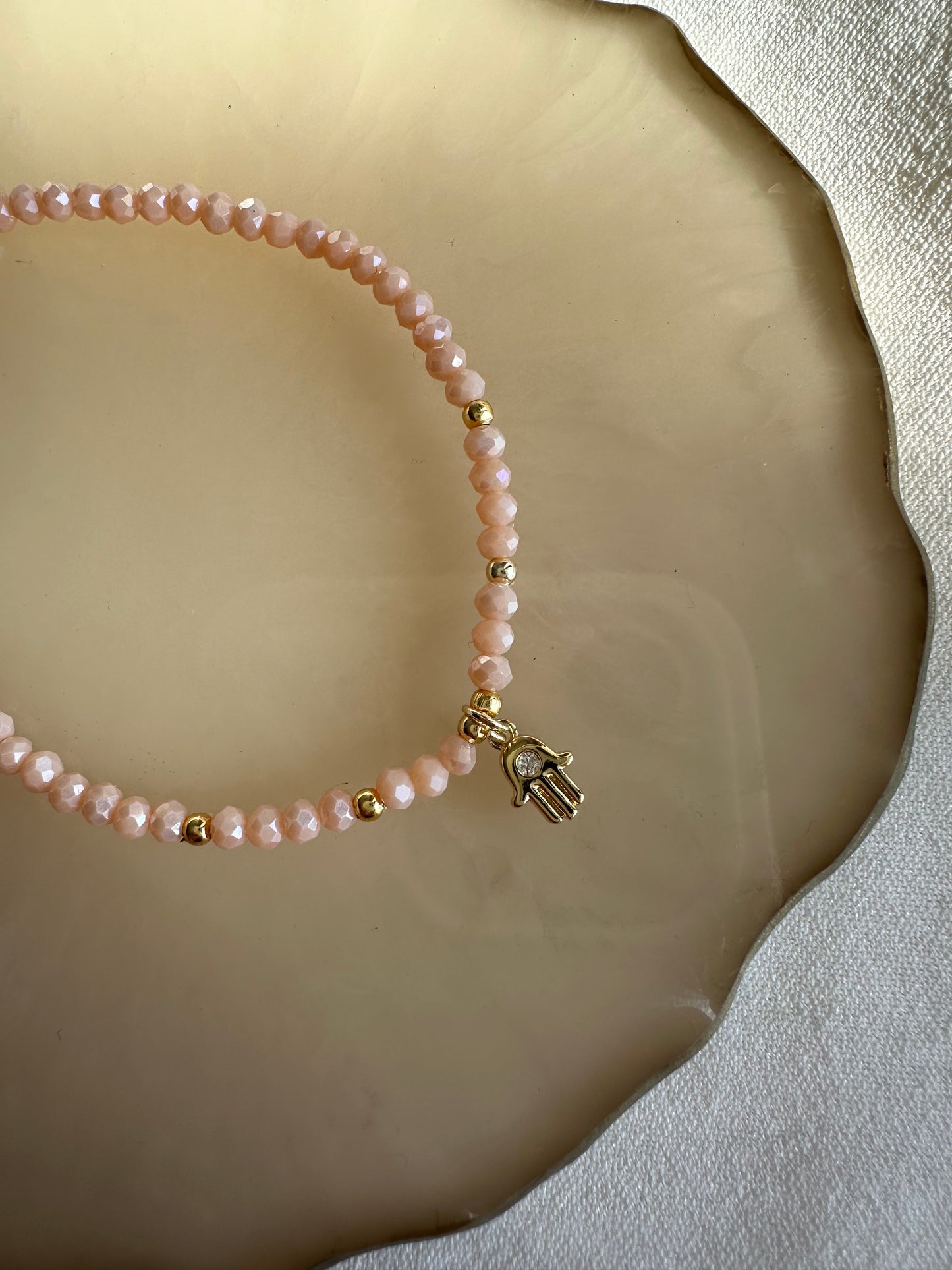 Perlenarmband mit Beigen Kristallperlen und Fatimas Hand Anhänger - 10267