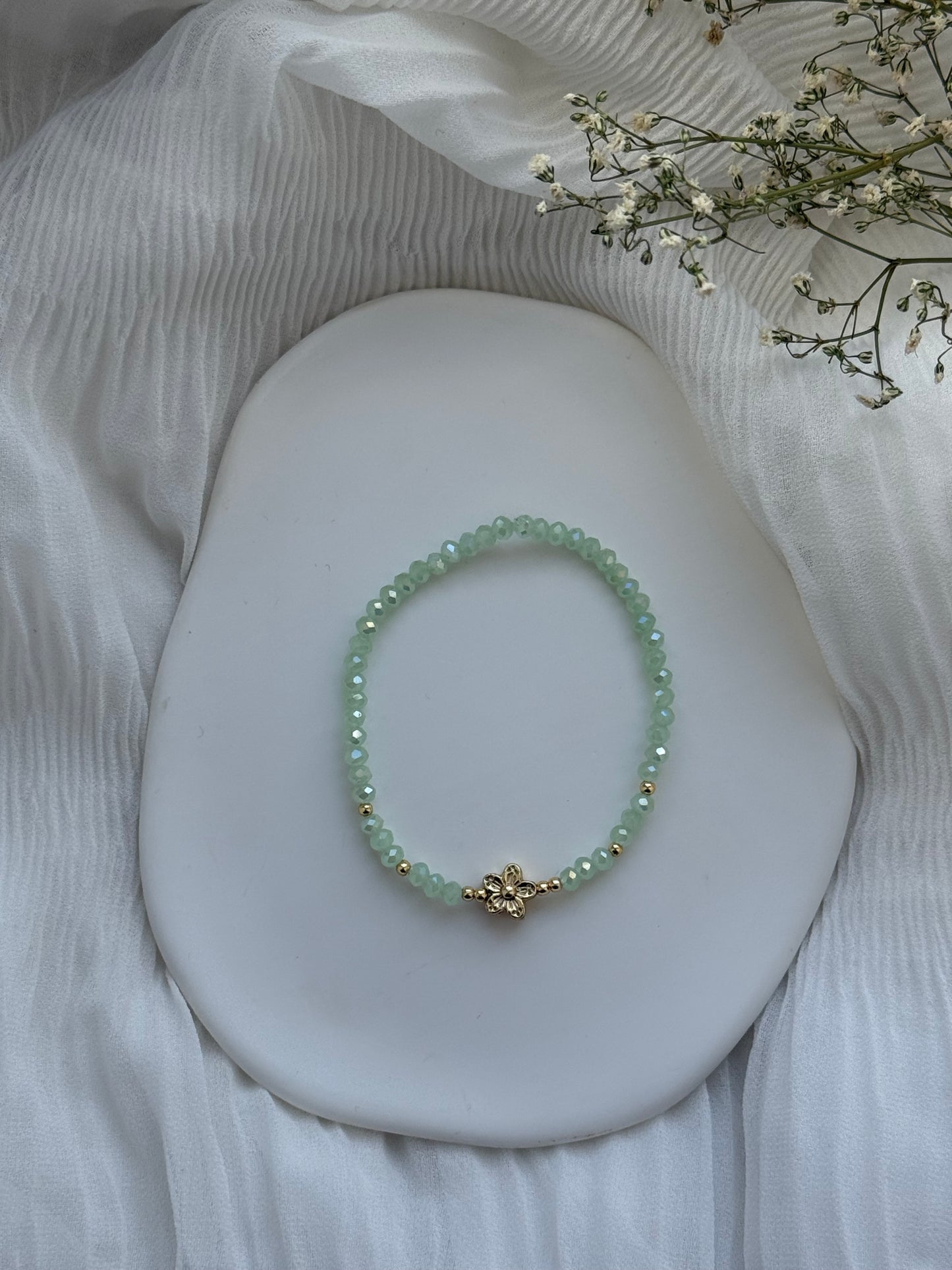 Perlenarmband mit Grünen Kristallperlen und Goldenen Perlen + Blumen Anhänger - 2099