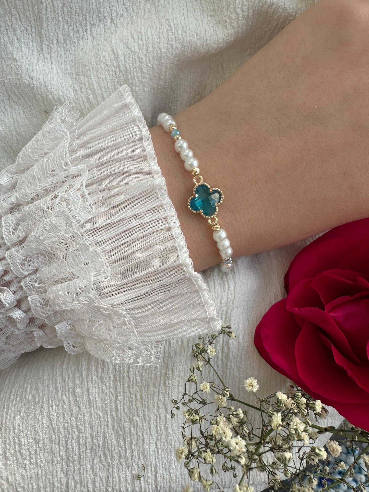 Perlenarmband Weiß mit Hellblauen Kristallperlen und Kleeblatt Anhänger - 10460