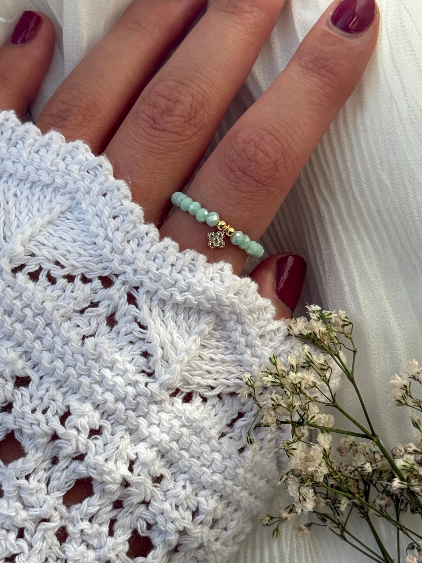 Perlenring mit Grünen Kristallperlen, Goldenen Details + Kleeblatt Anhänger - 11000