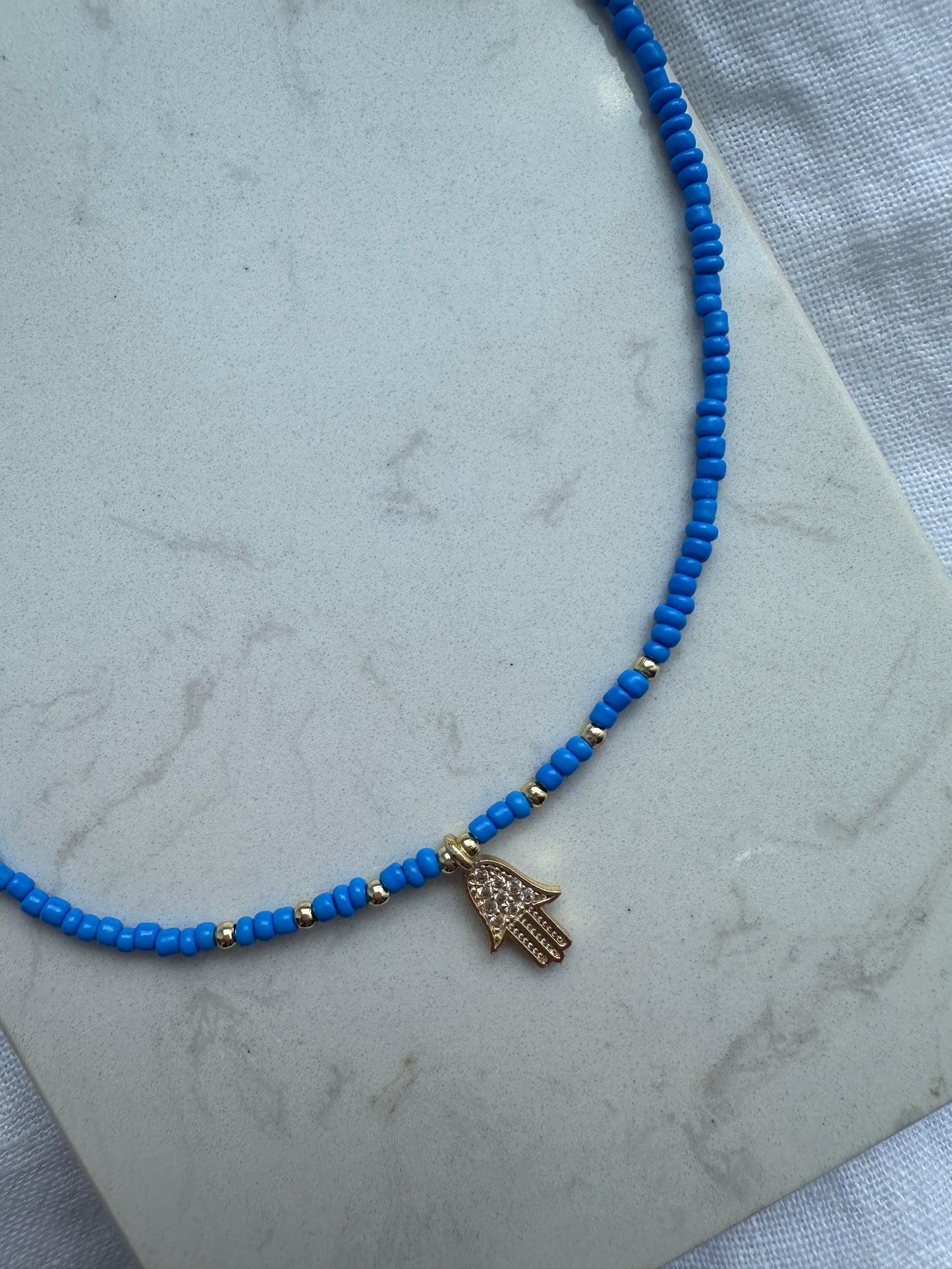 Perlenkette mit Blauen Perlen und Fatimas Hand Anhänger - 10127