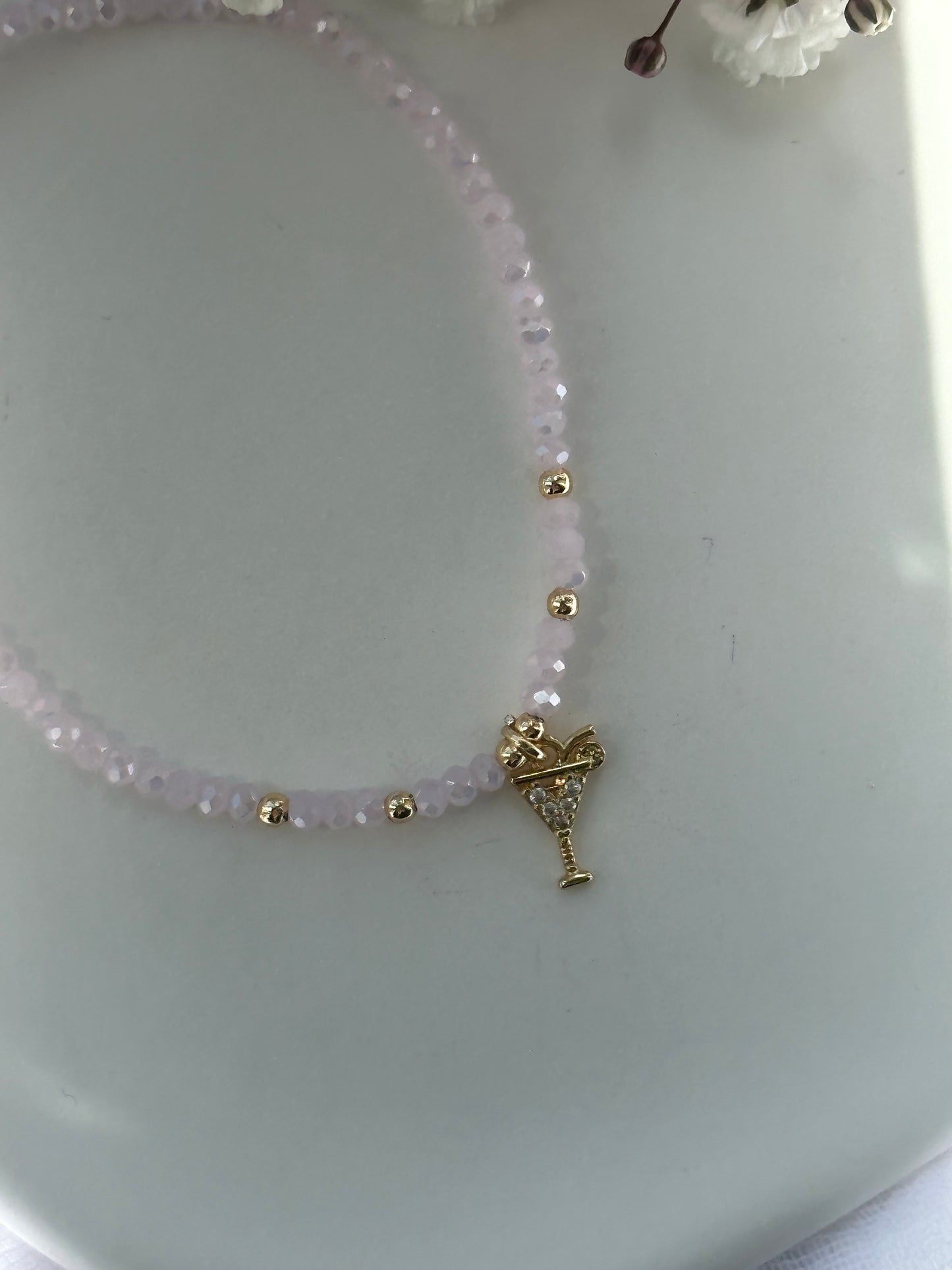 Perlenarmband mit Rosa Kristallperlen und goldenen Details + Coctail Anhänger - 10771