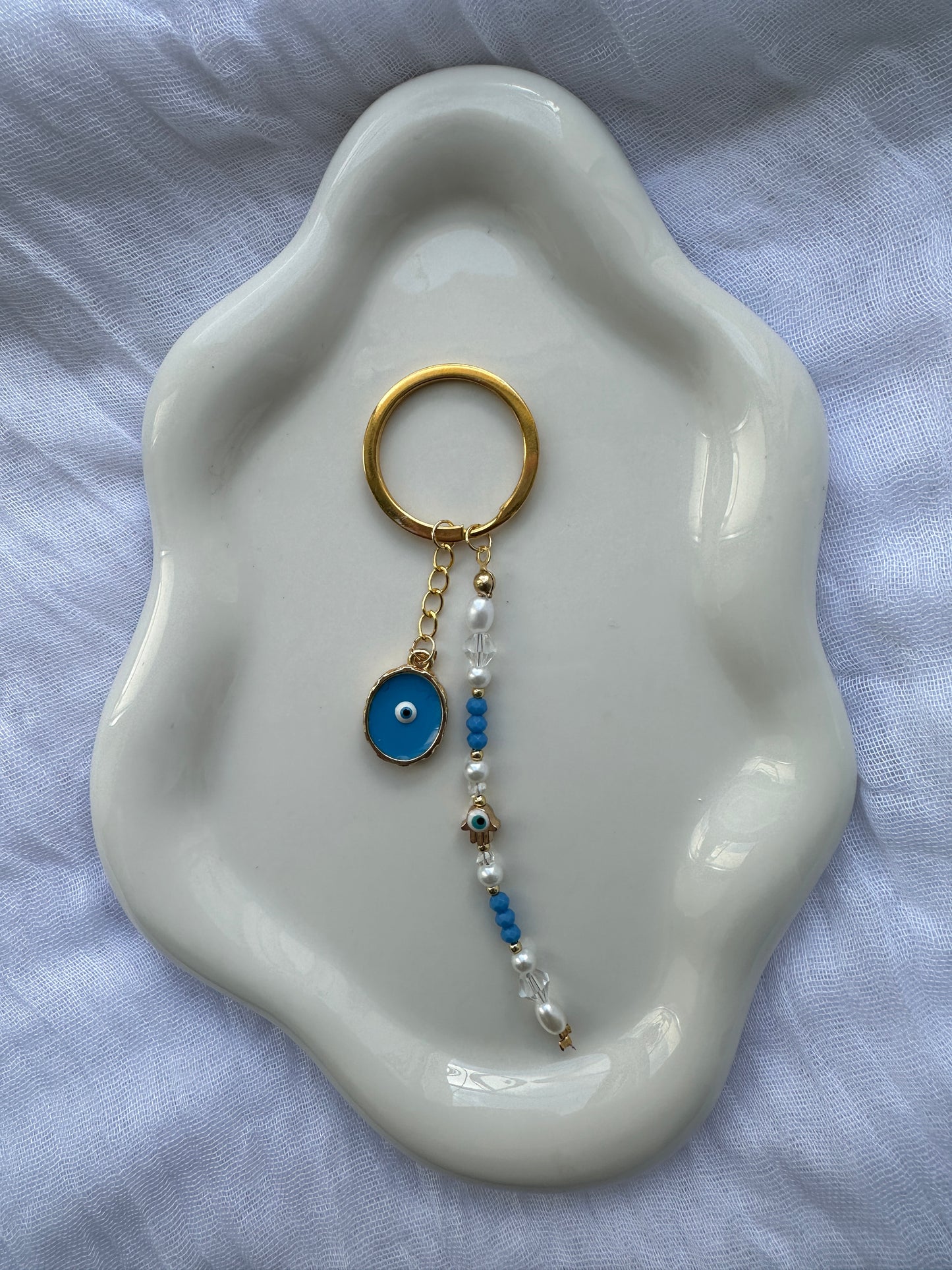 Schlüsselanhänger mit Weißen und Blauen Perlen + Evil eye und Fatimas Hand Anhänger - 10032