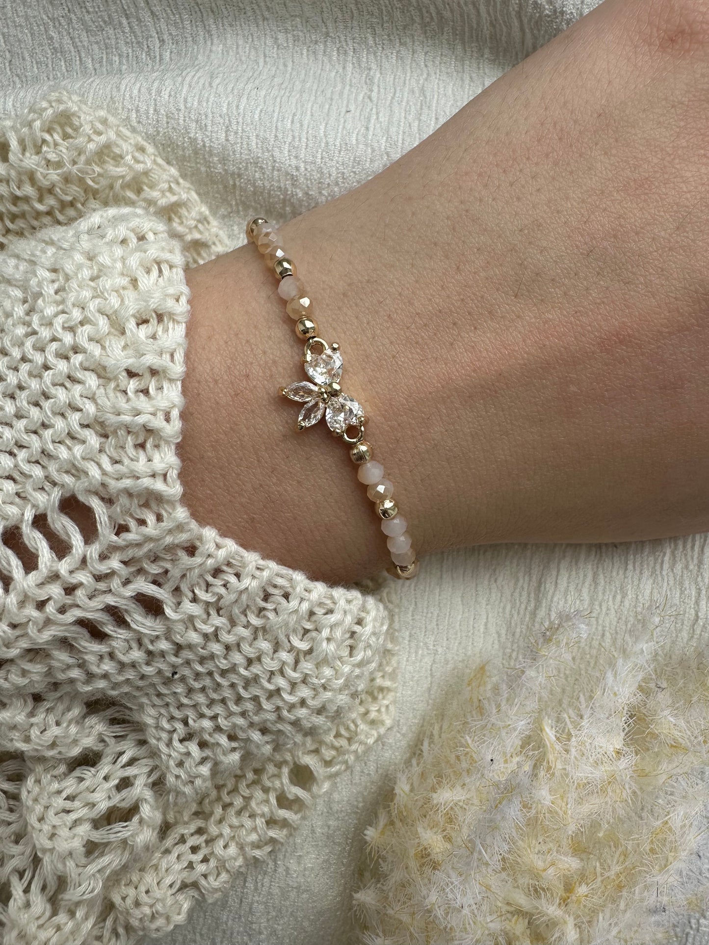 Perlenarmband mit Beigen Kristallperlen und Schleifen Anhänger - 10472