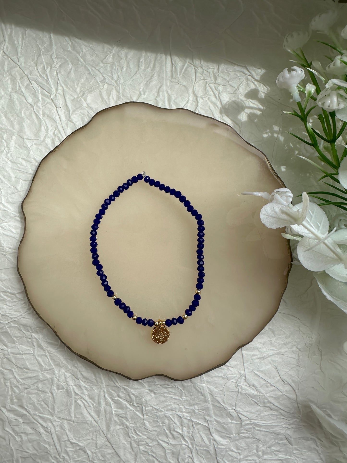 Perlenarmband mit Dunkelblauen Perlen und Goldenen Taler Anhänger - 10238
