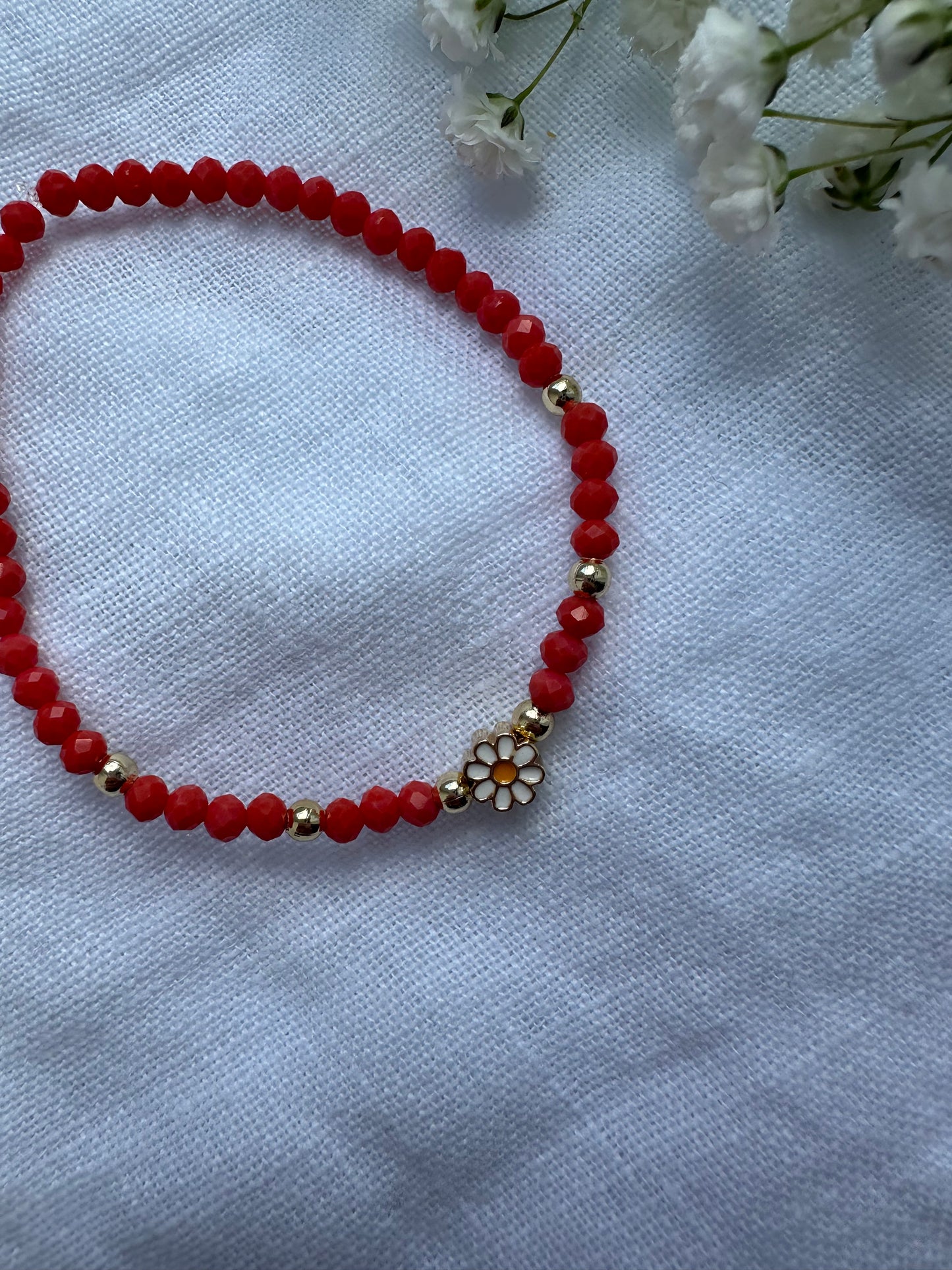 Perlenarmband mit Korallfarben Kristallperlen und Gänseblümchen Anhänger - 10248