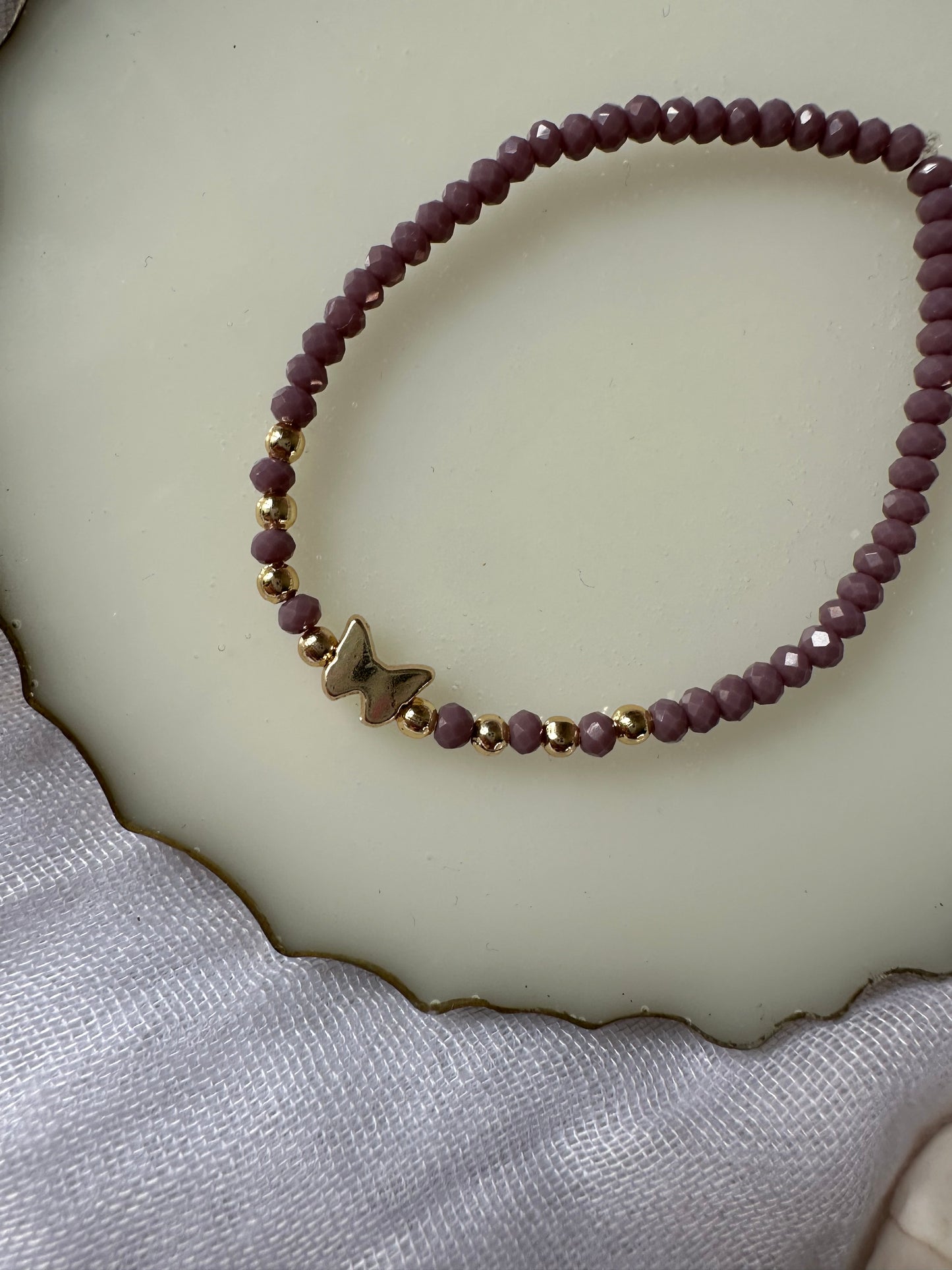 Perlenarmband mit Lila/Braunen Kristallperlen und Schmetterling Anhänger - 10378