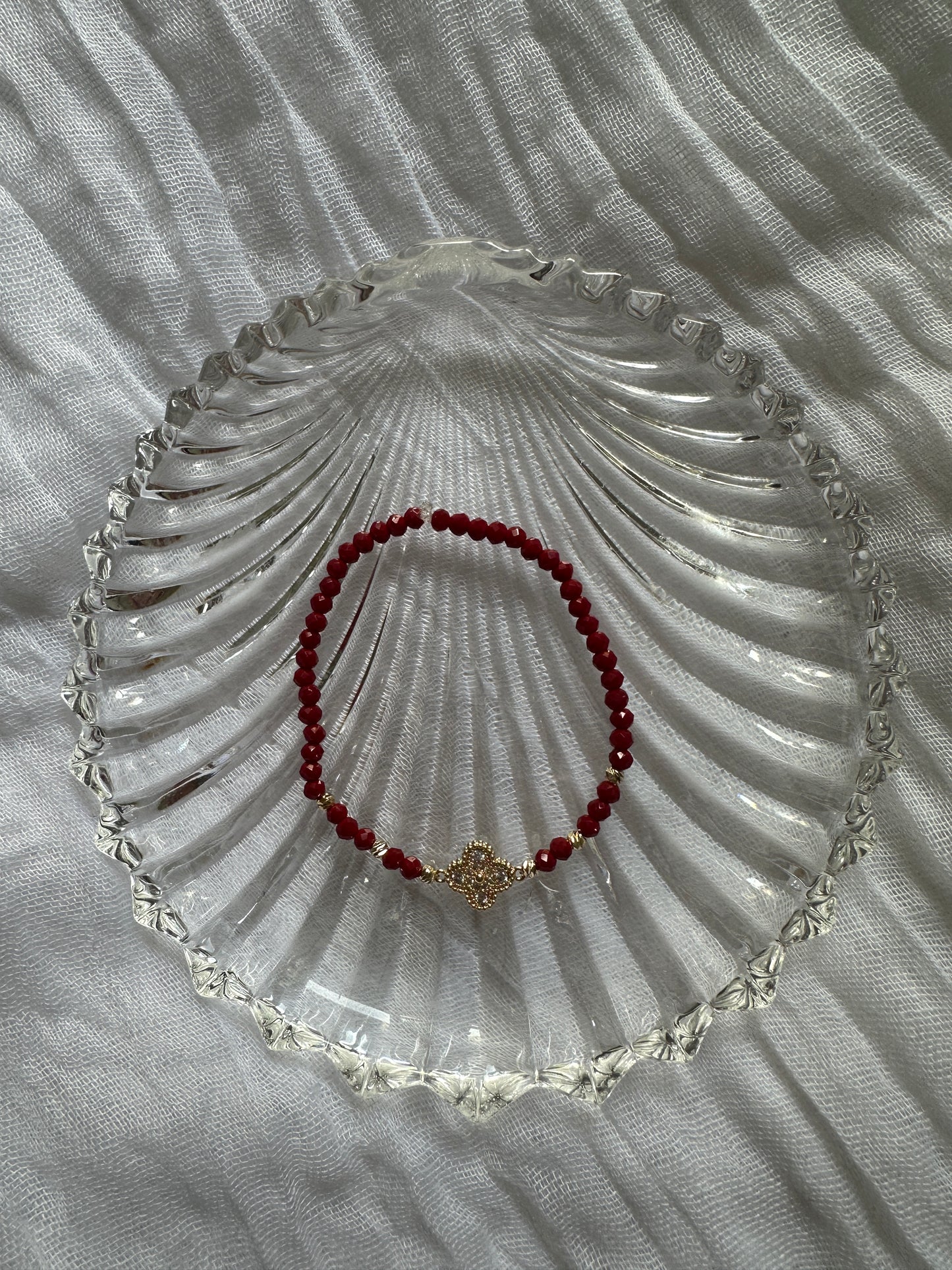 Perlenarmband mit Roten Kristallperlen und Kleeblatt Anhänger - 10335