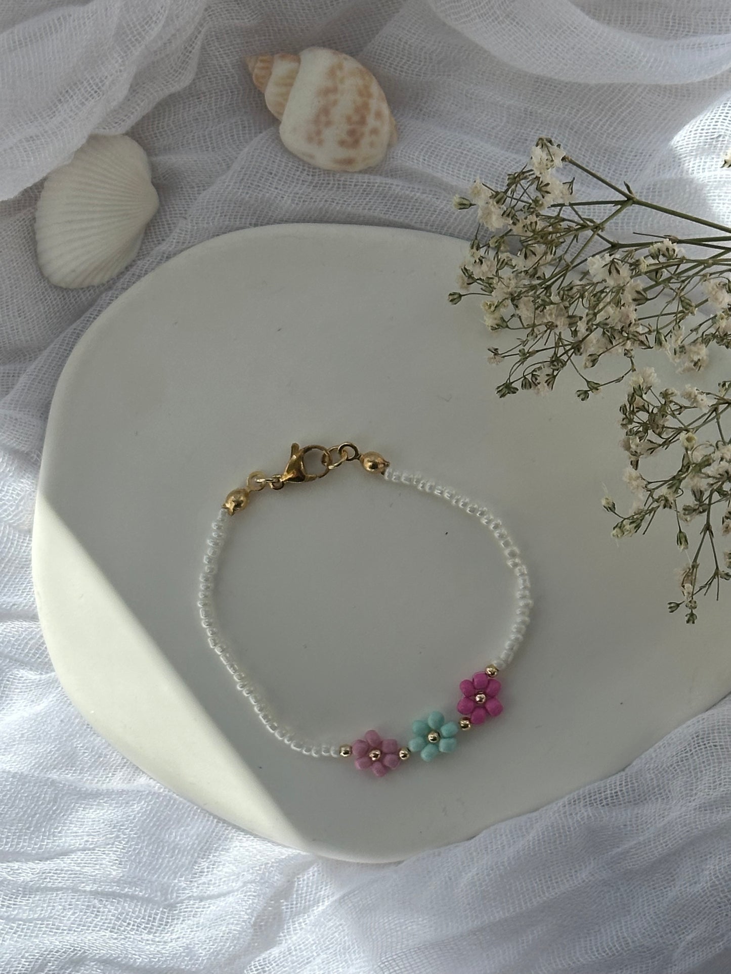 Perlenarmband mit Weißen Perlen und Bunten Blumen - 10833