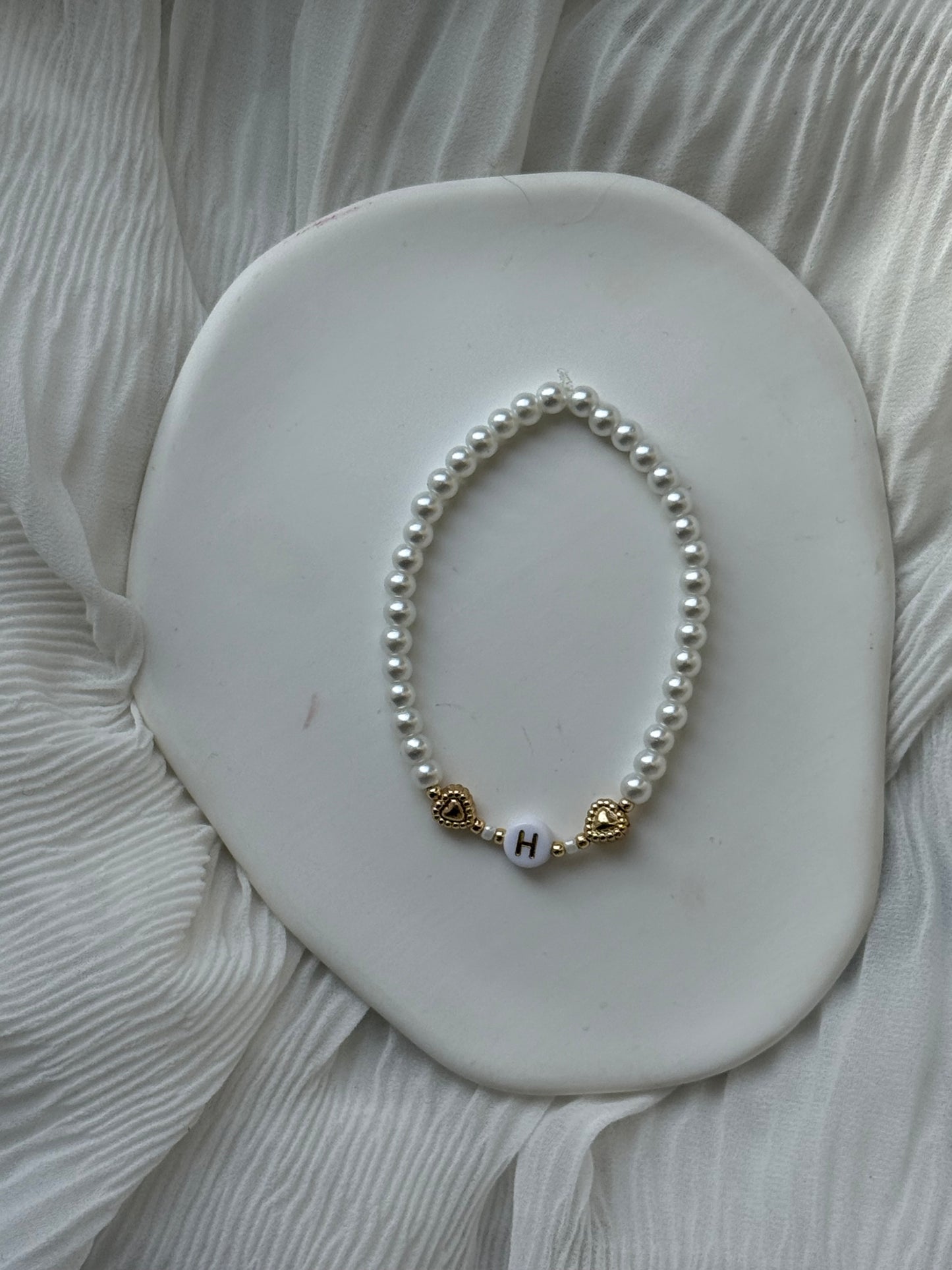 Perlenarmband personalisiert mit Weißen Glasperlen und Goldenen Perlen + Herz Anhänger - 111217