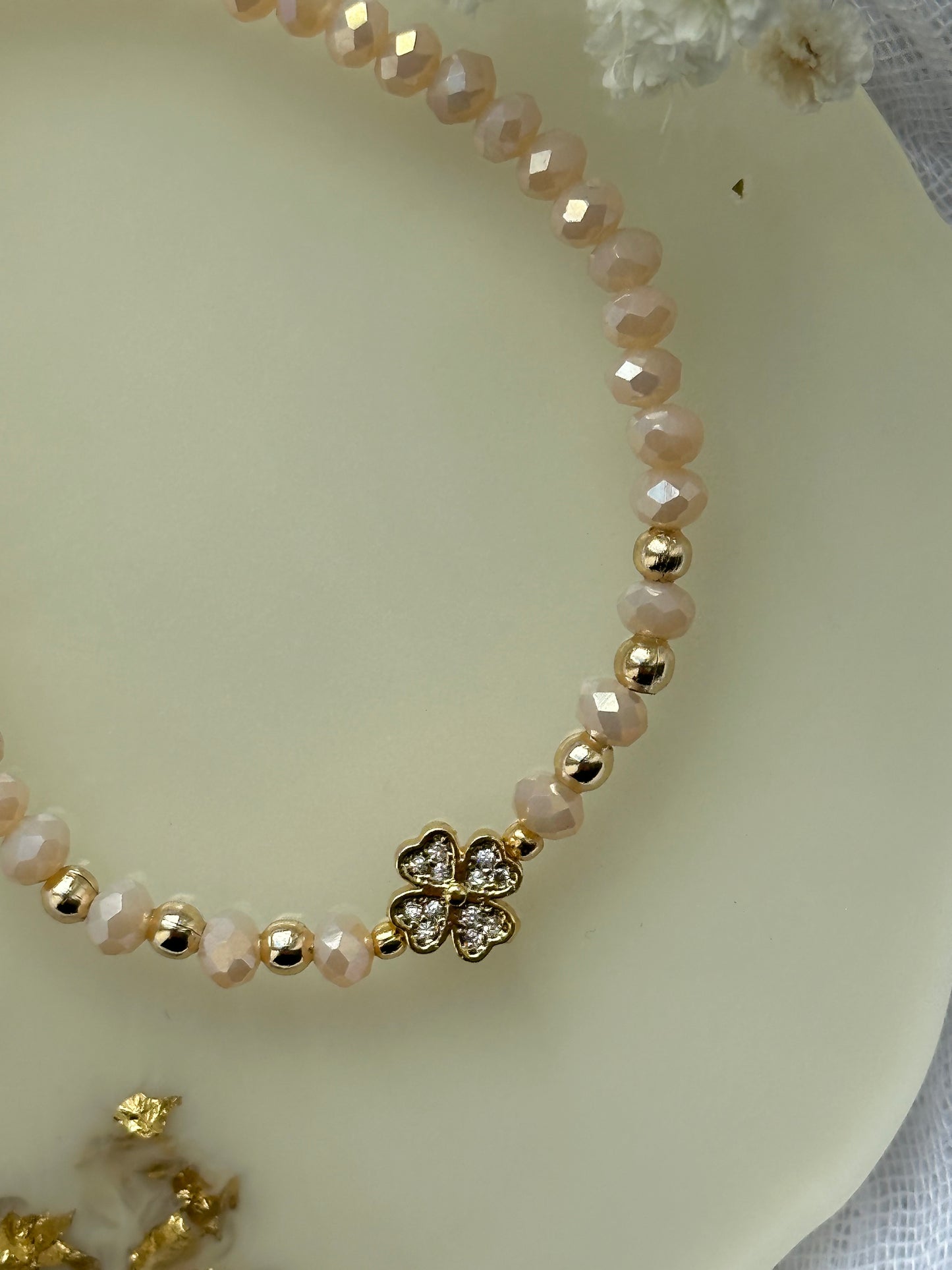 Perlenarmband mit Beigen Kristallperlen und Zirkonia Kleeblatt Anhänger - 10521