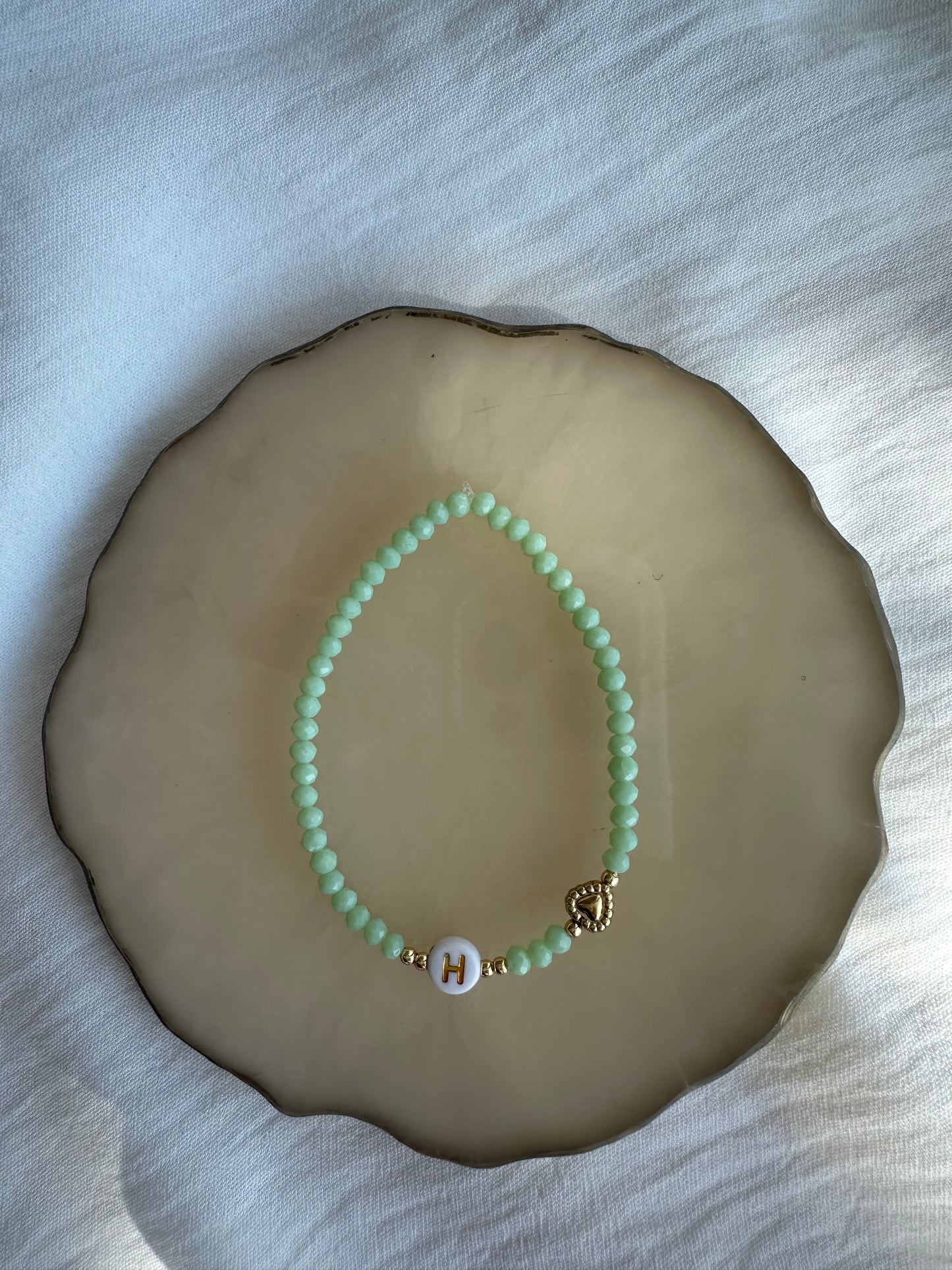 Perlenarmband personalisiert mit Grünen Kristallperlen und Herz Anhänger - 10324
