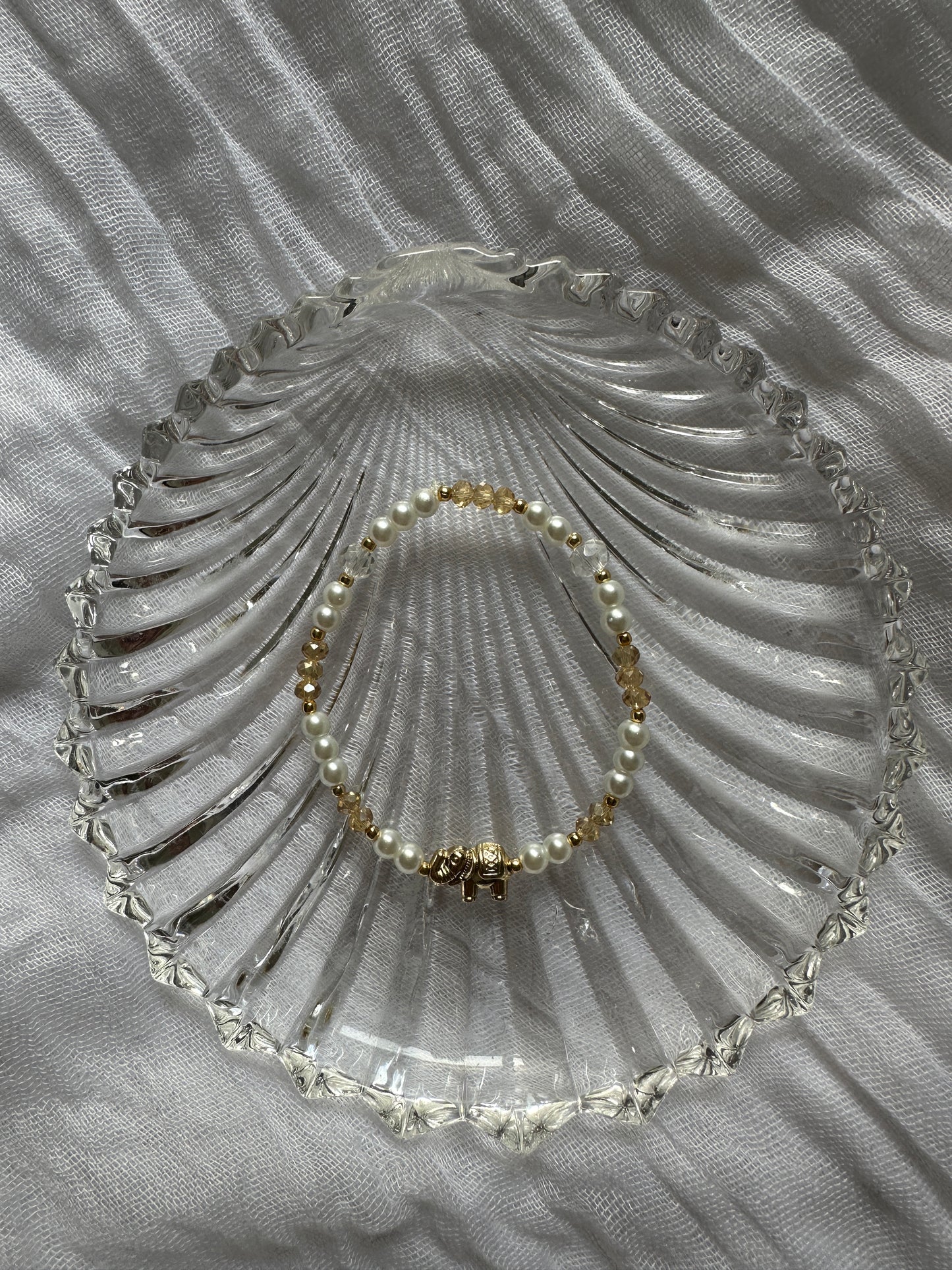 Perlenarmband mit Weißen Perlen und Goldenen Kristallperlen + Elefanten Anhänger - 10333