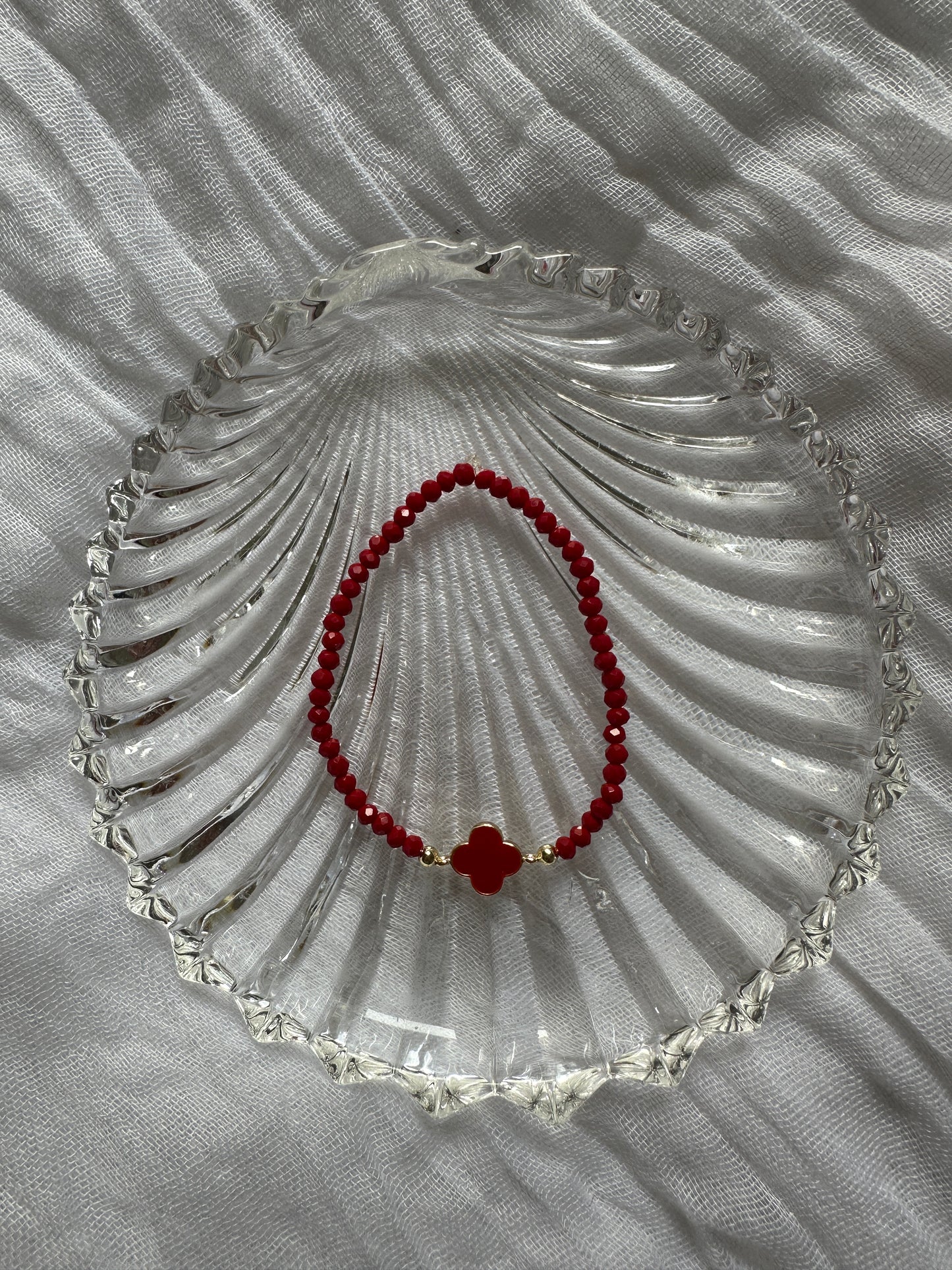 Perlenarmband mit Roten Kristallperlen und Kleeblatt Anhänger - 10284