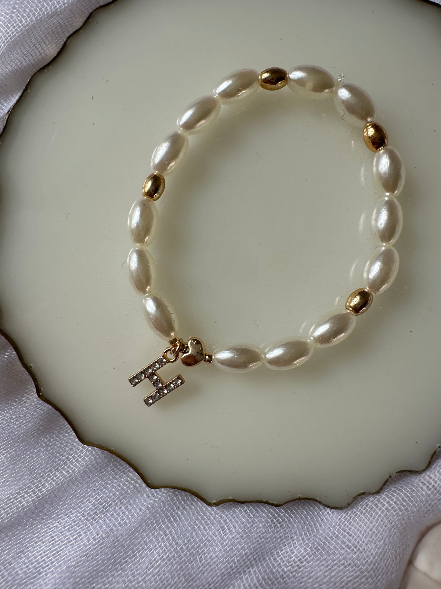 Perlenarmband personalisiert mit Weißen Perlen und Herz Anhänger - 10426