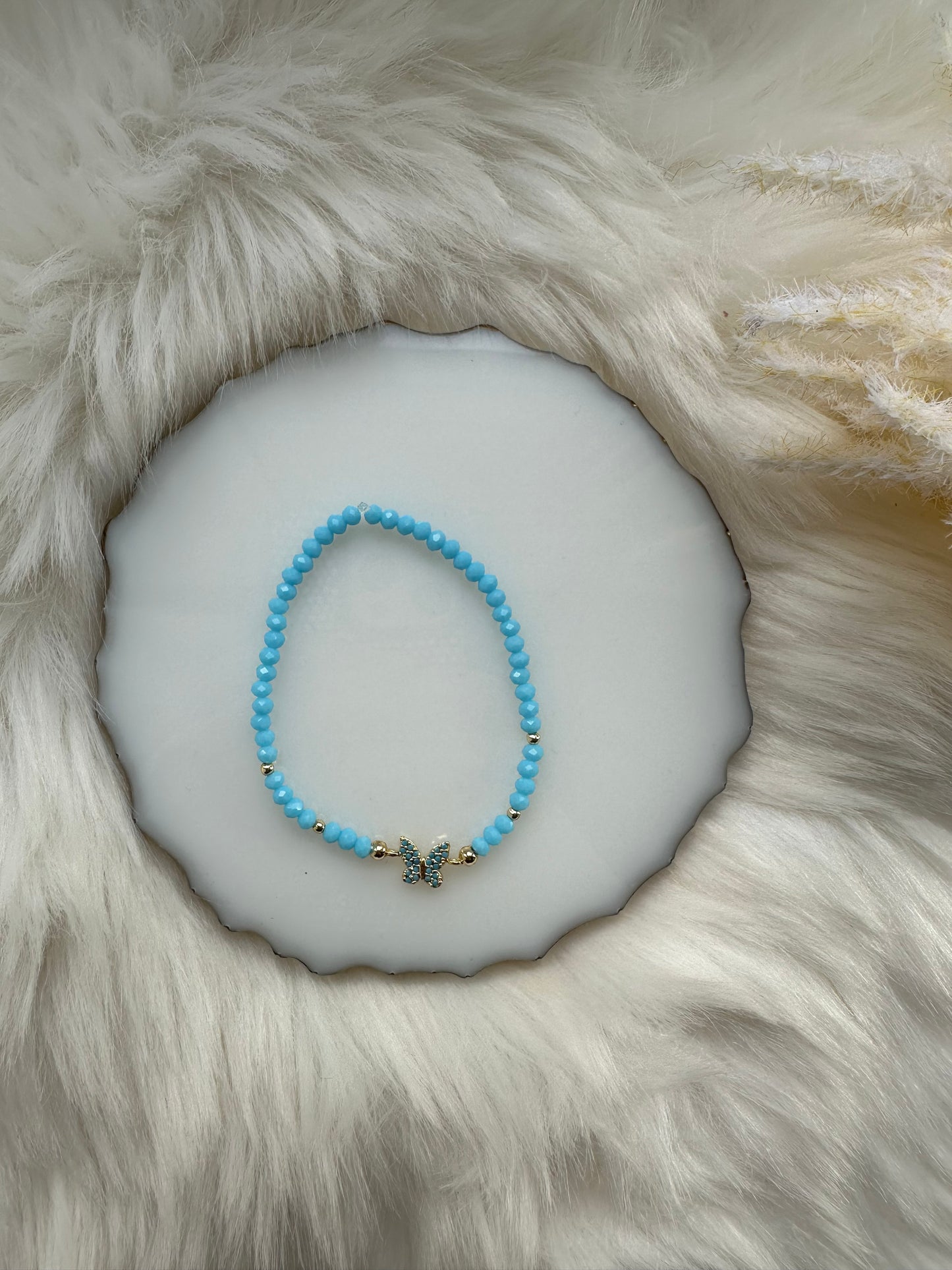 Perlenarmband Hellblau mit Schmetterling Anhänger - 10355