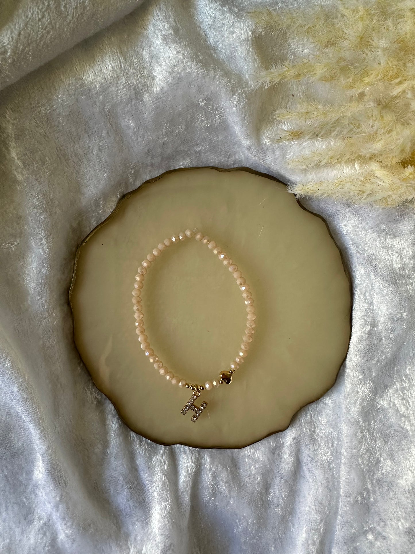Perlenarmband persoanlisiert mit beigen Kristallperlen und Herz Anhänger - 10459