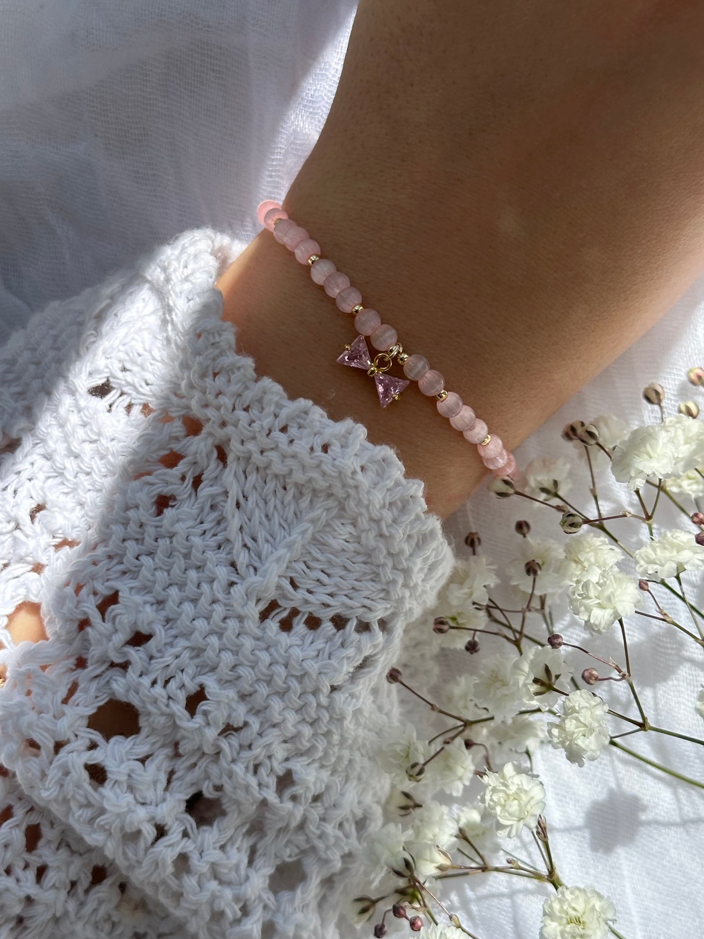 Perlenarmband mit Rosa Glasperlen und goldenen Details+ Schleifen Anhänger - 10746