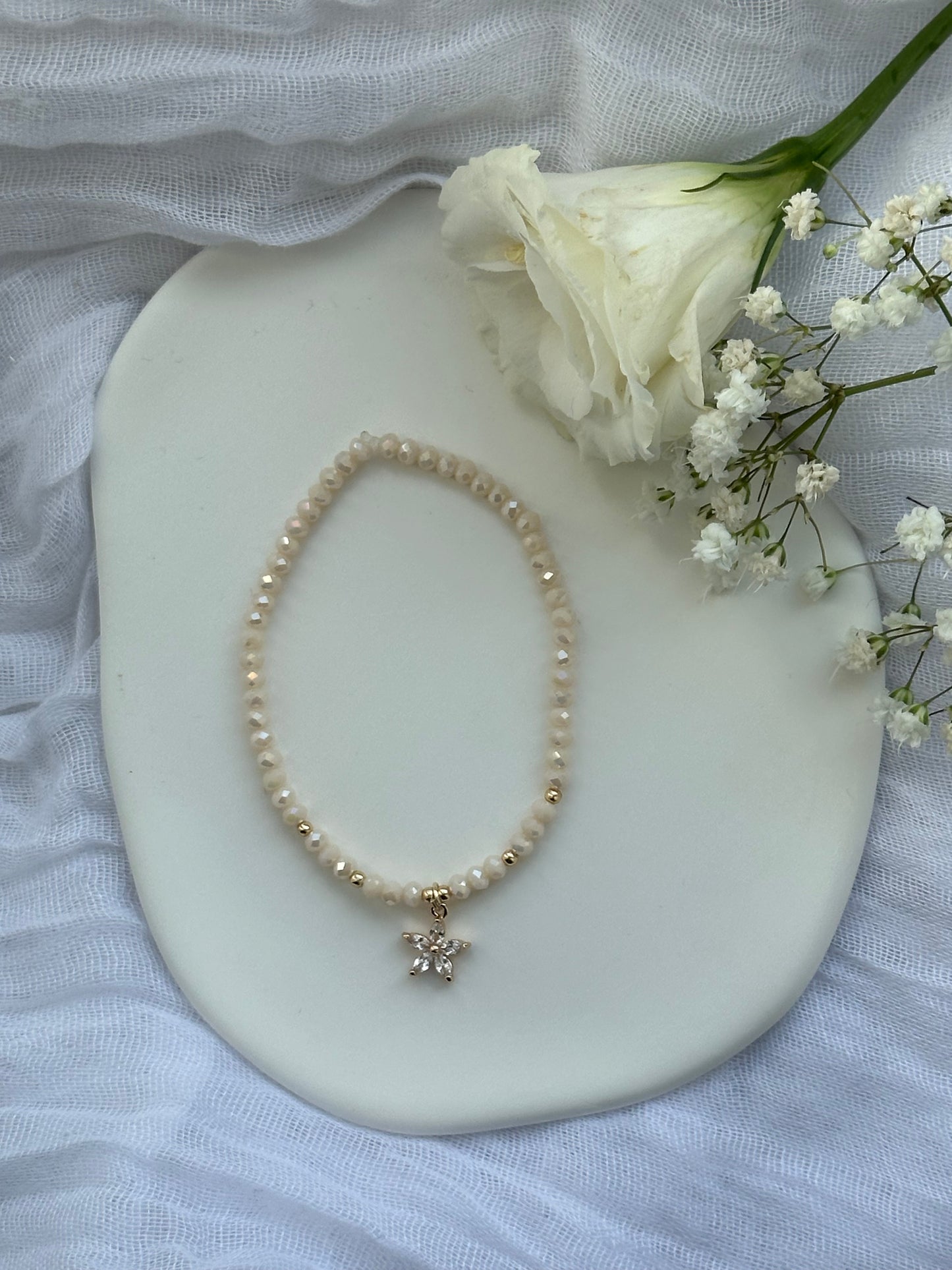 Perlenarmband mit Beigen Kristallperlen und Blumen Anhänger - 10567